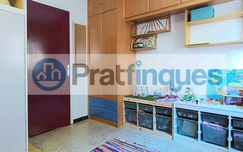 Descubra este piso único en el corazón de la ciudad. Una vivienda diseñada para aprovechar la luz natural al máximo, totalmente exterior y con una distribución versátil. Su gran salón de 22 m² se convierte en el centro del hogar, conectado a un balcón ideal para disfrutar del entorno urbano. Situada en un área con una&nbsp;oferta comercial inmejorable&nbsp;(moda, restauración y alimentación) y una conectividad excelente. A pocos minutos de la estación de&nbsp;Metro L9 (Les Moreres)&nbsp;y con acceso inmediato a las principales líneas de autobús (65, X2, L22, N17),esta propiedad combina comodidad, servicios y calidad de vida. Desde Pratfinques, te realizamos todos los trámites de la compraventa y a la obtención de la financiación hipotecaria, liquidación de los impuestos y, inscripción registral. -&nbsp;&nbsp;&nbsp;&nbsp;&nbsp;&nbsp;&nbsp;&nbsp;&nbsp;&nbsp;&nbsp;&nbsp;&nbsp; El precio de venta del inmueble, no incluye impuestos ni tasas. (ITP y AJD) -&nbsp;&nbsp;&nbsp;&nbsp;&nbsp;&nbsp;&nbsp;&nbsp;&nbsp;&nbsp;&nbsp;&nbsp;&nbsp; La plusvalía (Impuesto sobre el Incremento de Valor de los Terrenos Urbanos) es a cargo del vendedor. -&nbsp;&nbsp;&nbsp;&nbsp;&nbsp;&nbsp;&nbsp;&nbsp;&nbsp;&nbsp;&nbsp;&nbsp;&nbsp; En Pratfinques, NO COBRAMOS LOS HONORARIOS AL COMPRADOR, están incluidos en el precio de venta publicado.