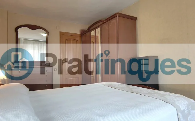 ¿Buscáis vuestra primera vivienda o el lugar ideal para ver crecer a vuestra familia? Este espectacular piso destaca por su amplitud, su luz natural y una comodidad absoluta en el día a día. Al tratarse de una quinta planta real en una finca con ascensor, disfrutaréis de una vivienda tranquila, sin ruidos de la calle y con sol directo durante todo el día. ¡Un lienzo en blanco perfecto para vuestro nuevo proyecto de vida! Espacios diseñados para el día a día familiar: El corazón de la casa: Un gran salón-comedor de 21 m² donde compartir cenas, tardes de cine y con salida directa al balcón. Habitaciones para todos: 3 dormitorios (dos de ellos dobles),ideales para el dormitorio principal, el cuarto de los niños o una zona de teletrabajo. Cocina independiente: Espaciosa, funcional y con acceso directo a una cómoda galería que desahoga el espacio principal. Baño reformado: Baño completo de 3 piezas equipado con un moderno y práctico plato de ducha. Metros reales: 76 m² útiles bien distribuidos (87 m² construidos) donde no se pierde ni un solo metro.Una ubicación pensada para vuestra comodidad Situado en la cotizada Avenida del Remolar, tendréis la tranquilidad que buscáis sin renunciar a nada. La ubicación es perfecta para el día a día de una familia: Conectividad total: Accesos rapidísimos en coche y una red excelente de transporte público para ir a trabajar o estudiar. Todo a un paso: Rodeado de comercio local, supermercados para la compra diaria, colegios, parques y una gran oferta de restauración para los fines de semana.¡Es el momento de dar el paso y tener vuestra propia casa! Contactad con nosotros hoy mismo para venir a verla antes de que se reserve. En Pratfinques le acompañamos de forma integral durante todo el proceso de compraventa. Nos encargamos de la gestión de su financiación hipotecaria, la liquidación de impuestos y la inscripción registral de la propiedad. &nbsp; Tenga en cuenta los siguientes puntos informativos: &nbsp; Transparencia en el precio: El importe de venta no incluye los impuestos y tasas asociados (ITP y AJD). Plusvalía: El Impuesto sobre el Incremento de Valor de los Terrenos de Naturaleza Urbana corre íntegramente a cargo de la parte vendedora. Sin costes adicionales: En Pratfinques no cobramos honorarios a la parte compradora; nuestros servicios ya están incluidos en el precio de venta publicado.&nbsp;