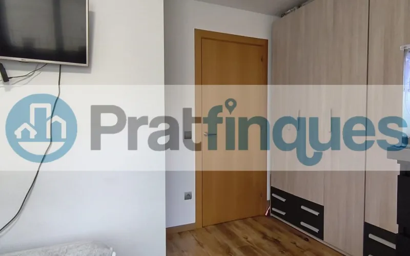 Ubicada en la zona más emblemática y con más solera de El Prat, presentamos esta impecable vivienda en una finca de&nbsp;obra seminueva&nbsp;que destaca por su diseño funcional y la alta calidad de sus acabados. El inmueble consta de&nbsp;84 m² construidos&nbsp;(73 m² útiles) perfectamente distribuidos para maximizar la entrada de luz natural y el confort. La zona de día se define por un acogedor salón-comedor de 16 m², equipado con aire acondicionado (split),que comunica directamente con un&nbsp;balcón orientado al oeste, ideal para disfrutar del sol de tarde. La cocina, independiente y de generosas dimensiones (10 m²),ofrece un espacio óptimo de trabajo y almacenaje. En la zona de descanso encontramos&nbsp;3 dormitorios&nbsp;(dos de ellos dobles). La habitación principal destaca por su configuración tipo&nbsp;suite, incorporando un baño privado con plato de ducha de resina antideslizante. Un segundo baño completo da servicio al resto de la vivienda. Excelencia en los detalles: Aislamiento:&nbsp;Carpintería exterior de aluminio con&nbsp;rotura de puente térmico, garantizando eficiencia energética y confort acústico. Calidez:&nbsp;Suelos de&nbsp;parqué flotante laminado AC5&nbsp;de alta resistencia y puertas interiores en haya vaporizada. Accesibilidad:&nbsp;Finca moderna que cuenta con&nbsp;ascensor.Una oportunidad única para quienes buscan un hogar listo para entrar a vivir en un entorno histórico y tranquilo, sin renunciar a las comodidades de una construcción contemporánea. En Pratfinques le acompañamos de forma integral durante todo el proceso de compraventa. Nos encargamos de la gestión de su financiación hipotecaria, la liquidación de impuestos y la inscripción registral de la propiedad. &nbsp; Tenga en cuenta los siguientes puntos informativos: &nbsp; Transparencia en el precio: El importe de venta no incluye los impuestos y tasas asociados (ITP y AJD). Plusvalía: El Impuesto sobre el Incremento de Valor de los Terrenos de Naturaleza Urbana corre íntegramente a cargo de la parte vendedora. Sin costes adicionales: En Pratfinques no cobramos honorarios a la parte compradora; nuestros servicios ya están incluidos en el precio de venta publicado.&nbsp;