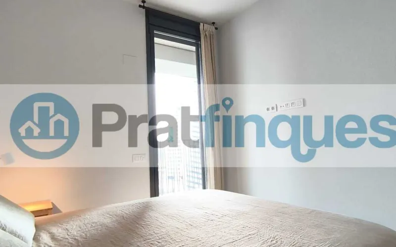 Exclusividad y sostenibilidad en una de las ubicaciones más codiciadas del área metropolitana. Le presentamos una pieza arquitectónica única situada en el corazón de&nbsp;Plaza Europa, el nuevo referente del urbanismo moderno en L'Hospitalet de Llobregat. Ubicada en una finca de&nbsp;obra nueva (2023),esta vivienda destaca por su privilegiada altura y su dominio visual, ofreciendo vistas despejadas que dotan a cada estancia de una personalidad inigualable. Espacios Diseñados para el Bienestar Con una superficie de 84 m² construidos, el hogar se distribuye con una elegancia funcional: Zona de Día:&nbsp;Un espectacular salón-comedor de 24 m², inundado de luz natural gracias a su&nbsp;orientación Este, con acceso directo a una&nbsp;terraza privada de 17 m², ideal para disfrutar de los amaneceres y el clima mediterráneo. Cocina Gourmet:&nbsp;Espacio independiente de 9 m² totalmente equipado con acabados de alta gama. Zona de Descanso:&nbsp;Suite principal de 13 m² con baño privado de diseño (plato de ducha de resina antideslizante) y dos habitaciones individuales luminosas y versátiles.Tecnología y Alta Eficiencia Energética Comprometida con el futuro, la vivienda cuenta con un sistema de&nbsp;aerotermia de última generación&nbsp;para la climatización (calefacción y aire acondicionado),garantizando un confort térmico óptimo con el mínimo impacto ambiental. Memoria de Calidades Premium Carpintería Exterior:&nbsp;Ventanas oscilobatientes con rotura de puente térmico y doble acristalamiento para un aislamiento acústico y térmico total. Carpintería Interior:&nbsp;Elegantes puertas lacadas en blanco, incluyendo sistemas correderos tipo&nbsp;Krona&nbsp;integrados en tabiquería para maximizar el espacio. Pavimentos:&nbsp;Suelo de tarima flotante laminada con efecto madera de máxima resistencia (calidad AC5).Servicios y Anexos Exclusivos La finca, libre de barreras arquitectónicas, dispone de tres ascensores (uno de gran capacidad). Además, se ofrece la posibilidad de completar esta propiedad con: Plaza de Parking XL (28.000 €):&nbsp;Con dimensiones excepcionales (5,25m x 3m),ideal para un vehículo de gran tamaño y una motocicleta de alta cilindrada. Trastero de Gran Capacidad (18.000 €):&nbsp;9 m² de almacenamiento adicional en el mismo edificio.Un hogar que no solo ofrece un lugar donde vivir, sino un estilo de vida basado en la exclusividad, la comodidad y la eficiencia. &nbsp; En Pratfinques le acompañamos de forma integral durante todo el proceso de compraventa. Nos encargamos de la gestión de su financiación hipotecaria, la liquidación de impuestos y la inscripción registral de la propiedad. &nbsp; Tenga en cuenta los siguientes puntos informativos: &nbsp; Transparencia en el precio: El importe de venta no incluye los impuestos y tasas asociados (ITP y AJD). Plusvalía: El Impuesto sobre el Incremento de Valor de los Terrenos de Naturaleza Urbana corre íntegramente a cargo de la parte vendedora. Sin costes adicionales: En Pratfinques no cobramos honorarios a la parte compradora; nuestros servicios ya están incluidos en el precio de venta publicado.&nbsp;