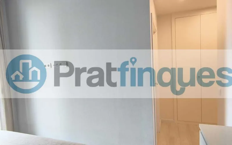 Exclusividad y sostenibilidad en una de las ubicaciones más codiciadas del área metropolitana. Le presentamos una pieza arquitectónica única situada en el corazón de&nbsp;Plaza Europa, el nuevo referente del urbanismo moderno en L'Hospitalet de Llobregat. Ubicada en una finca de&nbsp;obra nueva (2023),esta vivienda destaca por su privilegiada altura y su dominio visual, ofreciendo vistas despejadas que dotan a cada estancia de una personalidad inigualable. Espacios Diseñados para el Bienestar Con una superficie de 84 m² construidos, el hogar se distribuye con una elegancia funcional: Zona de Día:&nbsp;Un espectacular salón-comedor de 24 m², inundado de luz natural gracias a su&nbsp;orientación Este, con acceso directo a una&nbsp;terraza privada de 17 m², ideal para disfrutar de los amaneceres y el clima mediterráneo. Cocina Gourmet:&nbsp;Espacio independiente de 9 m² totalmente equipado con acabados de alta gama. Zona de Descanso:&nbsp;Suite principal de 13 m² con baño privado de diseño (plato de ducha de resina antideslizante) y dos habitaciones individuales luminosas y versátiles.Tecnología y Alta Eficiencia Energética Comprometida con el futuro, la vivienda cuenta con un sistema de&nbsp;aerotermia de última generación&nbsp;para la climatización (calefacción y aire acondicionado),garantizando un confort térmico óptimo con el mínimo impacto ambiental. Memoria de Calidades Premium Carpintería Exterior:&nbsp;Ventanas oscilobatientes con rotura de puente térmico y doble acristalamiento para un aislamiento acústico y térmico total. Carpintería Interior:&nbsp;Elegantes puertas lacadas en blanco, incluyendo sistemas correderos tipo&nbsp;Krona&nbsp;integrados en tabiquería para maximizar el espacio. Pavimentos:&nbsp;Suelo de tarima flotante laminada con efecto madera de máxima resistencia (calidad AC5).Servicios y Anexos Exclusivos La finca, libre de barreras arquitectónicas, dispone de tres ascensores (uno de gran capacidad). Además, se ofrece la posibilidad de completar esta propiedad con: Plaza de Parking XL (28.000 €):&nbsp;Con dimensiones excepcionales (5,25m x 3m),ideal para un vehículo de gran tamaño y una motocicleta de alta cilindrada. Trastero de Gran Capacidad (18.000 €):&nbsp;9 m² de almacenamiento adicional en el mismo edificio.Un hogar que no solo ofrece un lugar donde vivir, sino un estilo de vida basado en la exclusividad, la comodidad y la eficiencia. &nbsp; En Pratfinques le acompañamos de forma integral durante todo el proceso de compraventa. Nos encargamos de la gestión de su financiación hipotecaria, la liquidación de impuestos y la inscripción registral de la propiedad. &nbsp; Tenga en cuenta los siguientes puntos informativos: &nbsp; Transparencia en el precio: El importe de venta no incluye los impuestos y tasas asociados (ITP y AJD). Plusvalía: El Impuesto sobre el Incremento de Valor de los Terrenos de Naturaleza Urbana corre íntegramente a cargo de la parte vendedora. Sin costes adicionales: En Pratfinques no cobramos honorarios a la parte compradora; nuestros servicios ya están incluidos en el precio de venta publicado.&nbsp;