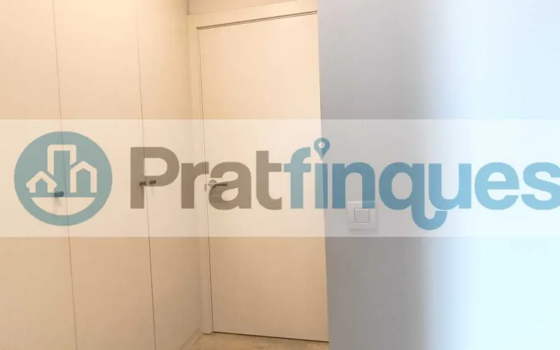 Exclusividad y sostenibilidad en una de las ubicaciones más codiciadas del área metropolitana. Le presentamos una pieza arquitectónica única situada en el corazón de&nbsp;Plaza Europa, el nuevo referente del urbanismo moderno en L'Hospitalet de Llobregat. Ubicada en una finca de&nbsp;obra nueva (2023),esta vivienda destaca por su privilegiada altura y su dominio visual, ofreciendo vistas despejadas que dotan a cada estancia de una personalidad inigualable. Espacios Diseñados para el Bienestar Con una superficie de 84 m² construidos, el hogar se distribuye con una elegancia funcional: Zona de Día:&nbsp;Un espectacular salón-comedor de 24 m², inundado de luz natural gracias a su&nbsp;orientación Este, con acceso directo a una&nbsp;terraza privada de 17 m², ideal para disfrutar de los amaneceres y el clima mediterráneo. Cocina Gourmet:&nbsp;Espacio independiente de 9 m² totalmente equipado con acabados de alta gama. Zona de Descanso:&nbsp;Suite principal de 13 m² con baño privado de diseño (plato de ducha de resina antideslizante) y dos habitaciones individuales luminosas y versátiles.Tecnología y Alta Eficiencia Energética Comprometida con el futuro, la vivienda cuenta con un sistema de&nbsp;aerotermia de última generación&nbsp;para la climatización (calefacción y aire acondicionado),garantizando un confort térmico óptimo con el mínimo impacto ambiental. Memoria de Calidades Premium Carpintería Exterior:&nbsp;Ventanas oscilobatientes con rotura de puente térmico y doble acristalamiento para un aislamiento acústico y térmico total. Carpintería Interior:&nbsp;Elegantes puertas lacadas en blanco, incluyendo sistemas correderos tipo&nbsp;Krona&nbsp;integrados en tabiquería para maximizar el espacio. Pavimentos:&nbsp;Suelo de tarima flotante laminada con efecto madera de máxima resistencia (calidad AC5).Servicios y Anexos Exclusivos La finca, libre de barreras arquitectónicas, dispone de tres ascensores (uno de gran capacidad). Además, se ofrece la posibilidad de completar esta propiedad con: Plaza de Parking XL (28.000 €):&nbsp;Con dimensiones excepcionales (5,25m x 3m),ideal para un vehículo de gran tamaño y una motocicleta de alta cilindrada. Trastero de Gran Capacidad (18.000 €):&nbsp;9 m² de almacenamiento adicional en el mismo edificio.Un hogar que no solo ofrece un lugar donde vivir, sino un estilo de vida basado en la exclusividad, la comodidad y la eficiencia. &nbsp; En Pratfinques le acompañamos de forma integral durante todo el proceso de compraventa. Nos encargamos de la gestión de su financiación hipotecaria, la liquidación de impuestos y la inscripción registral de la propiedad. &nbsp; Tenga en cuenta los siguientes puntos informativos: &nbsp; Transparencia en el precio: El importe de venta no incluye los impuestos y tasas asociados (ITP y AJD). Plusvalía: El Impuesto sobre el Incremento de Valor de los Terrenos de Naturaleza Urbana corre íntegramente a cargo de la parte vendedora. Sin costes adicionales: En Pratfinques no cobramos honorarios a la parte compradora; nuestros servicios ya están incluidos en el precio de venta publicado.&nbsp;