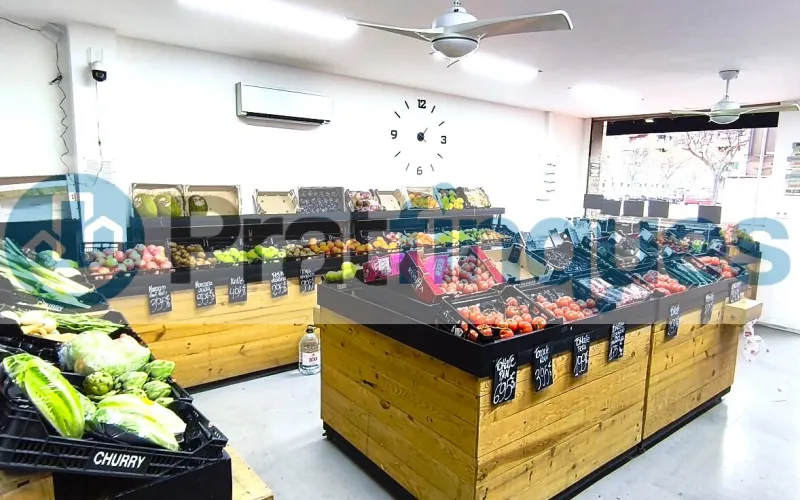 Se vende local comercial estratégico en El Prat de Llobregat. Un activo con excelentes características técnicas y de ubicación para asegurar rentabilidad o éxito comercial inmediato. Superficie: 74m² útiles y totalmente diáfanos. Ubicación: Planta baja, nivel de calle, en plena Avda. del Remolar. Luminosidad: Orientación sur-oeste con sol directo de tarde, garantizando máxima eficiencia energética y visibilidad de escaparate. Estado: Incluye un aseo. Se entrega vacío y libre de cargas arrendatarias (actualmente alquilado con salida pactada tras la venta). El local se encuentra en un entorno consolidado con alta densidad residencial y equipamientos educativos, lo que asegura un paso constante de clientes potenciales. Muy bien comunicado por transporte público (L78, PR2, X2). Desde Pratfinques, te realizamos todos los trámites de la compraventa y a la obtención de la financiación hipotecaria, liquidación de los impuestos y, inscripción registral. - El precio de venta del inmueble, no incluye impuestos ni tasas. (ITP y AJD) - La plusvalía (Impuesto sobre el Incremento de Valor de los Terrenos Urbanos) es a cargo del vendedor. - En Pratfinques, NO COBRAMOS LOS HONORARIOS AL COMPRADOR, están incluidos en el precio de venta publicado.