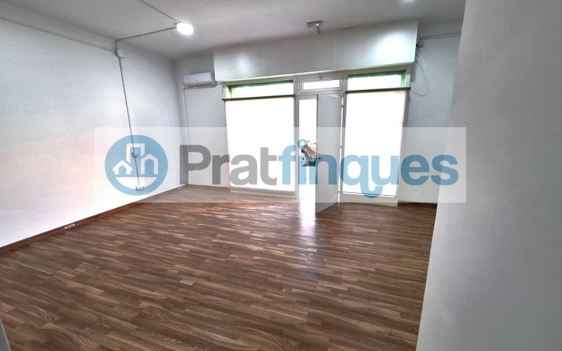 Descobreix aquest espectacular local a peu de carrer, ideal per a emprenedors que busquen un espai totalment reformat i llest per a funcionar! Amb 74 m² construïts, aquest local compta amb una distribució intel·ligent que inclou una àmplia sala diàfana, perfecta per a rebre a clients o realitzar activitats comercials. A més, disposa de dos despatxos independents que brinden privacitat per a consultes o reunions. La instal·lació elèctrica és nova i compleix amb totes les normatives vigents, assegurant un ambient segur i eficient. El bany ha estat reformat i compta amb un plat de dutxa, la qual cosa afegeix comoditat a l'espai. La climatització està garantida gràcies a l'aire condicionat i la calefacció, creant un entorn agradable durant tot l'any. Els sòls de parquet aporten un toc elegant i acollidor, mentre que les persianes motoritzades ofereixen comoditat i seguretat. Amb 3 metres lineals de façana i dos aparadors, aquest local té una excel·lent visibilitat que atraurà a potencials clients. Situat en una zona estratègica, aquest espai és perfecte per a despatxos, consultes o qualsevol tipus de negoci que busqui destacar. No perdis l'oportunitat d'adquirir aquest local en una ubicació privilegiada! Des de Pratfinques, et realitzem tots els tràmits de la compravenda i a l'obtenció del finançament hipotecari, liquidació dels impostos i, inscripció registral - El preu de venda de l'immoble, no inclou impostos ni taxes. (ITP i AJD) - La plusvàlua (Impost sobre l'Increment de Valor dels Terrenys Urbans) és a càrrec del venedor. - En Pratfinques, NO COBREM ELS HONORARIS AL COMPRADOR, estan inclosos en el preu de venda publicat.