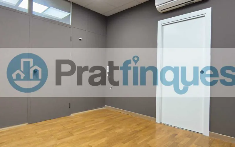 Ubicado en una de las zonas más dinámicas y emblemáticas de la Barcelona emprendedora, presentamos este despacho de&nbsp;44 m² totalmente reformado&nbsp;con un estándar de alta calidad. Situado en una finca singular con ascensor, el espacio combina la esencia arquitectónica del Eixample con una funcionalidad técnica impecable. Distribución y Diseño: La propiedad se divide en una elegante zona de recepción y un área office polivalente, que dan paso a&nbsp;dos despachos independientes. La privacidad está garantizada: uno de ellos cuenta con baño completo (plato de ducha de resina antideslizante),mientras que el segundo dispone de un práctico aseo de cortesía. Especificaciones Técnicas: Confort:&nbsp;Climatización mediante Split (A/A) y calefacción por radiadores cerámicos de bajo consumo. Acabados:&nbsp;Suelos de tarima flotante laminada y revestimientos a estrenar. Tecnología:&nbsp;Instalación eléctrica bajo normativa y sistema de redes ITC de alta conectividad, listo para operativa inmediata. Versatilidad y Ubicación: Un espacio idóneo para firmas de abogacía, consultorías, ingeniería o centros médicos especializados. Gracias a su configuración, permite también una transición hacia un&nbsp;concepto diáfano&nbsp;(estilo&nbsp;open space&nbsp;o&nbsp;call center). Rodeado de una red inmejorable de servicios y transporte público, este despacho es la sede perfecta para proyectar una imagen de éxito y profesionalidad. &nbsp; Desde Pratfinques, te realizamos todos los trámites de la compraventa y a la obtención de la financiación hipotecaria, liquidación de los impuestos y, inscripción registral. -&nbsp;&nbsp;&nbsp;&nbsp;&nbsp;&nbsp;&nbsp;&nbsp;&nbsp;&nbsp;&nbsp;&nbsp;&nbsp; El precio de venta del inmueble, no incluye impuestos ni tasas. (ITP y AJD) -&nbsp;&nbsp;&nbsp;&nbsp;&nbsp;&nbsp;&nbsp;&nbsp;&nbsp;&nbsp;&nbsp;&nbsp;&nbsp; La plusvalía (Impuesto sobre el Incremento de Valor de los Terrenos Urbanos) es a cargo del vendedor. -&nbsp;&nbsp;&nbsp;&nbsp;&nbsp;&nbsp;&nbsp;&nbsp;&nbsp;&nbsp;&nbsp;&nbsp;&nbsp; En Pratfinques, NO COBRAMOS LOS HONORARIOS AL COMPRADOR, están incluidos en el precio de venta publicado.