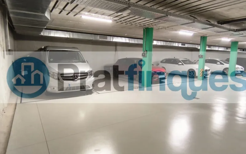 Exclusividad y sostenibilidad en una de las ubicaciones más codiciadas del área metropolitana. Le presentamos una pieza arquitectónica única situada en el corazón de&nbsp;Plaza Europa, el nuevo referente del urbanismo moderno en L'Hospitalet de Llobregat. Ubicada en una finca de&nbsp;obra nueva (2023),esta vivienda destaca por su privilegiada altura y su dominio visual, ofreciendo vistas despejadas que dotan a cada estancia de una personalidad inigualable. Espacios Diseñados para el Bienestar Con una superficie de 84 m² construidos, el hogar se distribuye con una elegancia funcional: Zona de Día:&nbsp;Un espectacular salón-comedor de 24 m², inundado de luz natural gracias a su&nbsp;orientación Este, con acceso directo a una&nbsp;terraza privada de 17 m², ideal para disfrutar de los amaneceres y el clima mediterráneo. Cocina Gourmet:&nbsp;Espacio independiente de 9 m² totalmente equipado con acabados de alta gama. Zona de Descanso:&nbsp;Suite principal de 13 m² con baño privado de diseño (plato de ducha de resina antideslizante) y dos habitaciones individuales luminosas y versátiles.Tecnología y Alta Eficiencia Energética Comprometida con el futuro, la vivienda cuenta con un sistema de&nbsp;aerotermia de última generación&nbsp;para la climatización (calefacción y aire acondicionado),garantizando un confort térmico óptimo con el mínimo impacto ambiental. Memoria de Calidades Premium Carpintería Exterior:&nbsp;Ventanas oscilobatientes con rotura de puente térmico y doble acristalamiento para un aislamiento acústico y térmico total. Carpintería Interior:&nbsp;Elegantes puertas lacadas en blanco, incluyendo sistemas correderos tipo&nbsp;Krona&nbsp;integrados en tabiquería para maximizar el espacio. Pavimentos:&nbsp;Suelo de tarima flotante laminada con efecto madera de máxima resistencia (calidad AC5).Servicios y Anexos Exclusivos La finca, libre de barreras arquitectónicas, dispone de tres ascensores (uno de gran capacidad). Además, se ofrece la posibilidad de completar esta propiedad con: Plaza de Parking XL (28.000 €):&nbsp;Con dimensiones excepcionales (5,25m x 3m),ideal para un vehículo de gran tamaño y una motocicleta de alta cilindrada. Trastero de Gran Capacidad (18.000 €):&nbsp;9 m² de almacenamiento adicional en el mismo edificio.Un hogar que no solo ofrece un lugar donde vivir, sino un estilo de vida basado en la exclusividad, la comodidad y la eficiencia. &nbsp; En Pratfinques le acompañamos de forma integral durante todo el proceso de compraventa. Nos encargamos de la gestión de su financiación hipotecaria, la liquidación de impuestos y la inscripción registral de la propiedad. &nbsp; Tenga en cuenta los siguientes puntos informativos: &nbsp; Transparencia en el precio: El importe de venta no incluye los impuestos y tasas asociados (ITP y AJD). Plusvalía: El Impuesto sobre el Incremento de Valor de los Terrenos de Naturaleza Urbana corre íntegramente a cargo de la parte vendedora. Sin costes adicionales: En Pratfinques no cobramos honorarios a la parte compradora; nuestros servicios ya están incluidos en el precio de venta publicado.&nbsp;