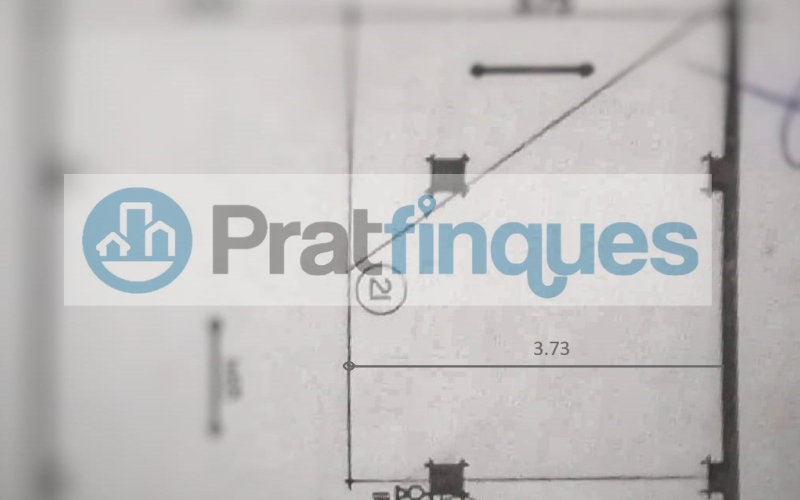 ¡Oportunidad en la ciudad de El Prat de Llobregat! Se vende plaza de parking individual en la calle Santiago Rusiñol, situada en la planta baja del edificio. Esta plaza de 14 m² ofrece espacio suficiente para coche mediano o grande y una moto. Se distingue por tener fácil maniobrabilidad, con distinción de puerta de acceso y otra de salida. El edificio cuenta con puertas de acceso automáticas y un circuito cerrado de seguridad, garantizando la máxima protección para tu vehículo. No pierdas la oportunidad de adquirir esta plaza, con todas las comodidades y medidas de seguridad que necesitas. ¡Contacta ya para más información y asegura tu espacio en una ubicación privilegiada! Desde Pratfinques, te realizamos todos los trámites de la compraventa y a la obtención de la financiación hipotecaria, liquidación de los impuestos y, inscripción registral. - El precio de venta del inmueble, no incluye impuestos ni tasas. (ITPADJ) - La plusvalía (Impuesto sobre el Incremento de Valor de los Terrenos Urbanos) es a cargo del vendedor. - En Pratfinques, NO COBRAMOS LOS HONORARIOS AL COMPRADOR, están incluidos en el precio de venta publicado.