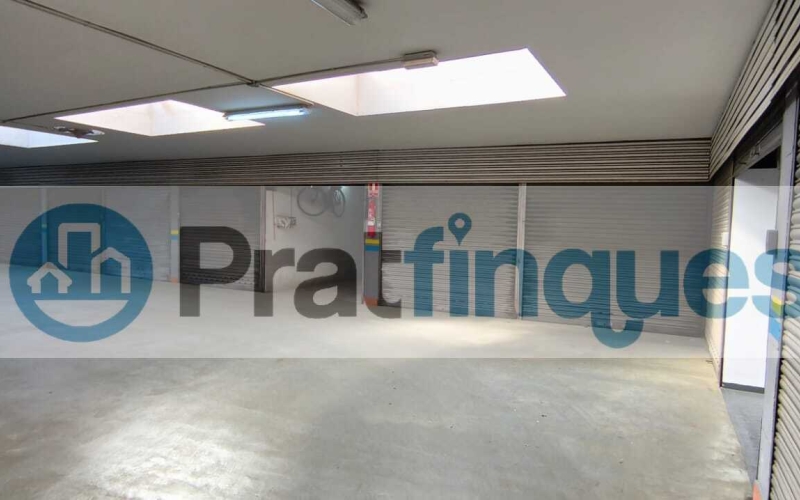 ¿Buscas más que una simple plaza? En El Prat de Llobregat (Carrer del Masnou),vendemos este garaje independiente y cerrado de 5.30 x 2.56 m. Privacidad Total: Persiana individual motorizada que convierte tu plaza en un trastero/garaje privado. Capacidad Plus: Sus 14 m² permiten estacionar coche y moto cómodamente. Acceso Premium: Planta baja, sin rampas interminables. Pasillos amplios que garantizan una maniobra limpia y rápida. Comunidad Tranquila: Finca con muy pocos vecinos y puerta exterior automática.Protege tu vehículo del polvo, roces y miradas ajenas. ¡Ven a probar la maniobra hoy mismo! &nbsp; En Pratfinques le acompañamos de forma integral durante todo el proceso de compraventa. Nos encargamos de la gestión de su financiación hipotecaria, la liquidación de impuestos y la inscripción registral de la propiedad. &nbsp; Tenga en cuenta los siguientes puntos informativos: Transparencia en el precio: El importe de venta no incluye los impuestos y tasas asociados (ITP y AJD). Plusvalía: El Impuesto sobre el Incremento de Valor de los Terrenos de Naturaleza Urbana corre íntegramente a cargo de la parte vendedora. Sin costes adicionales: En Pratfinques no cobramos honorarios a la parte compradora; nuestros servicios ya están incluidos en el precio de venta publicado.&nbsp; &nbsp;