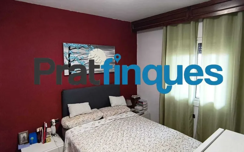 ¡Descubre tu nuevo hogar! Este encantador piso de 90 m² construidos (75 m² útiles) te ofrece la combinación perfecta de confort, espacio y una ubicación inmejorable. Situado en una cuarta planta con ascensor, destaca por su excelente distribución y su fantástica orientación oeste, ideal para disfrutar del sol de tarde. Características principales Zona de día: Salón-comedor de 16 m² con acceso directo a un agradable balcón de 8 m². Cocina independiente: Tipo office, muy espaciosa (14 m²) y con salida directa a galería/lavadero. Dormitorios: 3 habitaciones en total. Una suite principal de 12 m² y dos habitaciones individuales amplias. Baños: 1 baño completo de 4 piezas con bañera y 1 práctico aseo de cortesía. Climatización: Calefacción por radiadores de gas natural y aire acondicionado (splits) para un confort total todo el año. Ubicación y conectividad El inmueble se encuentra en una zona totalmente consolidada y excelentemente comunicada: A 8 minutos a pie de la parada de metro L9 (Cèntric). A 2 minutos de la parada de autobús Plaça Pau Casals (múltiples líneas). Servicios a pie de calle: Rodeado de comercios locales, restauración, colegios y entidades financieras. Condiciones y servicios de Pratfinques En Pratfinques te acompañamos en todo el proceso. Nos encargamos de todos los trámites de la compraventa: obtención de la financiación hipotecaria, liquidación de impuestos e inscripción registral. Sin honorarios de agencia para el comprador: Están totalmente incluidos en el precio de venta publicado. El precio de venta no incluye los impuestos ni tasas correspondientes a la parte compradora (ITP / AJD). La plusvalía municipal corre a cargo de la parte vendedora.