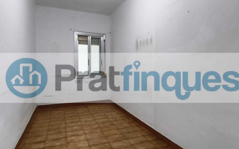 Luminoso piso con orientación Este y balcón en una de las zonas más demandadas de El Prat de Llobregat. Presentamos esta magnífica propiedad de 77 m² construidos (67 m² útiles),ubicada en el eje comercial y neurálgico de la Avenida Verge de Montserrat y Plaza Catalunya. Gracias a su orientación Este, la vivienda destaca por su gran luminosidad, recibiendo el sol directo de mañana, lo que garantiza un ambiente cálido, alegre y un excelente ahorro energético. Una pieza inmobiliaria con un potencial extraordinario, ideal tanto para familias que buscan diseñar su hogar a medida como para inversores que persiguen una alta rentabilidad. Distribución funcional y optimizada La vivienda destaca por su distribución lógica y el máximo aprovechamiento de sus espacios: Zona de día: Salón-comedor independiente con salida directa a un agradable balcón exterior, donde disfrutar del sol matinal. Cocina independiente: Con acceso a una práctica galería y derecho de uso de un patio de luces transitable. Zona de descanso: 3 dormitorios (1 doble principal de excelentes dimensiones y 2 individuales completos). Baño: Un baño completo de 4 piezas.Un lienzo en blanco para su proyecto El piso requiere una reforma integral, lo que representa la oportunidad perfecta para redistribuir los espacios a su gusto, elegir acabados de calidad actual y estrenar una vivienda totalmente personalizada según sus necesidades. La finca, además, está adaptada y cuenta con ascensor. Ubicación premium y conectividad total Situado en pleno corazón de El Prat, disfrutará de una comodidad absoluta en su día a día con todos los servicios a pie de calle: Transporte: A solo 3 minutos andando de la estación de metro Plaza Catalunya (L9 Sud) y a 2 minutos de las principales líneas de autobús. Comercios y servicios: Supermercados, tiendas de moda, colegios, centros médicos y una amplia oferta gastronómica a la vuelta de la esquina.No deje escapar esta excelente oportunidad por ubicación, precio, luz y potencial. Contacte con nosotros hoy mismo para concertar una visita. En Pratfinques le acompañamos de forma integral durante todo el proceso de compraventa. Nos encargamos de la gestión de su financiación hipotecaria, la liquidación de impuestos y la inscripción registral de la propiedad. Tenga en cuenta los siguientes puntos informativos: Transparencia en el precio: El importe de venta no incluye los impuestos y tasas asociados (ITP y AJD). Plusvalía: El Impuesto sobre el Incremento de Valor de los Terrenos de Naturaleza Urbana corre íntegramente a cargo de la parte vendedora. Sin costes adicionales: En Pratfinques no cobramos honorarios a la parte compradora; nuestros servicios ya están incluidos en el precio de venta publicado.