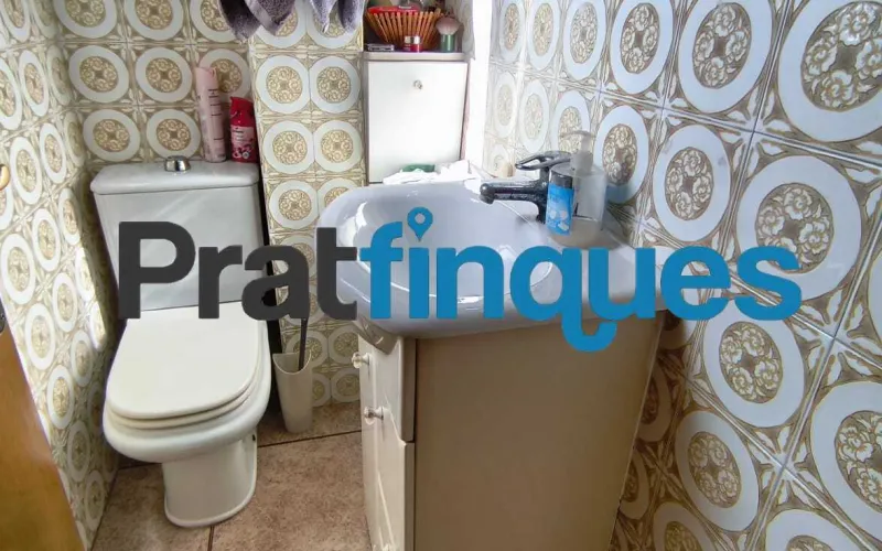 Si buscas un hogar luminoso, con una distribución excelente y la oportunidad de diseñarlo a tu gusto, este piso esquinero y totalmente exterior es la opción ideal. Destaca por su magnífica orientación Sur-Suroeste, lo que garantiza sol directo durante casi todo el día y una luz natural envidiable en todas sus estancias. Conoce su distribución (70 m² útiles / 77 m² construidos): Zona de día: Salón-comedor muy soleado con salida directa a un acogedor balcón, ideal para disfrutar del aire libre, y una cocina independiente con gran potencial de optimización. Zona de descanso: 3 habitaciones (dos de ellas dobles). La habitación principal cuenta con la comodidad exclusiva de un aseo de cortesía integrado. Baño principal: Un baño completo de 4 piezas equipado con plato de ducha. Detalles adicionales: Carpintería exterior de aluminio y puertas interiores de roble con molduras. La finca está perfectamente cuidada y dispone de ascensor. El lienzo perfecto para tu reforma La vivienda precisa de una actualización, lo que representa una oportunidad única para adaptarla a tus necesidades y crear la casa de tus sueños (¡imagina un diseño de concepto abierto uniendo cocina y salón!). Además, cuenta con una gran ventaja económica: la instalación eléctrica ya está completamente actualizada, lo que reducirá de forma considerable los costes y los tiempos de tu reforma. Una ubicación privilegiada y estratégica Ubicado en uno de los entornos más cotizados y consolidados de El Prat de Llobregat, disfrutarás de una calidad de vida excepcional con todos los servicios a pie de calle, manteniendo siempre la privacidad que tu familia merece: Conectividad total: A un paso de excelentes conexiones de transporte público (Metro y red de autobuses) que te conectan rápidamente con Barcelona y el aeropuerto. Comercio y ocio: Rodeado de una amplia oferta de comercio local, supermercados de alimentación, tiendas de moda y una variada oferta de restauración. Servicios públicos y educación: Un barrio ideal para familias, con centros educativos de excelente nivel para todas las edades (desde los más pequeños hasta los jóvenes),además de centros sanitarios y zonas verdes cercanas. No dejes escapar esta oportunidad. ¡Ven a visitarlo y descubre todo el potencial que este hogar tiene para ofrecerte! En Pratfinques le acompañamos de forma integral durante todo el proceso de compraventa. Nos encargamos de la gestión de su financiación hipotecaria, la liquidación de impuestos y la inscripción registral de la propiedad. Tenga en cuenta los siguientes puntos informativos: Transparencia en el precio: El importe de venta no incluye los impuestos y tasas asociados (ITP y AJD). Plusvalía: El Impuesto sobre el Incremento de Valor de los Terrenos de Naturaleza Urbana corre íntegramente a cargo de la parte vendedora. Información de transparencia al consumidor: Antes de hacer la visita, tu asesor personal te facilitará toda la información detallada y desglosada de estos costes para que compres con total tranquilidad.