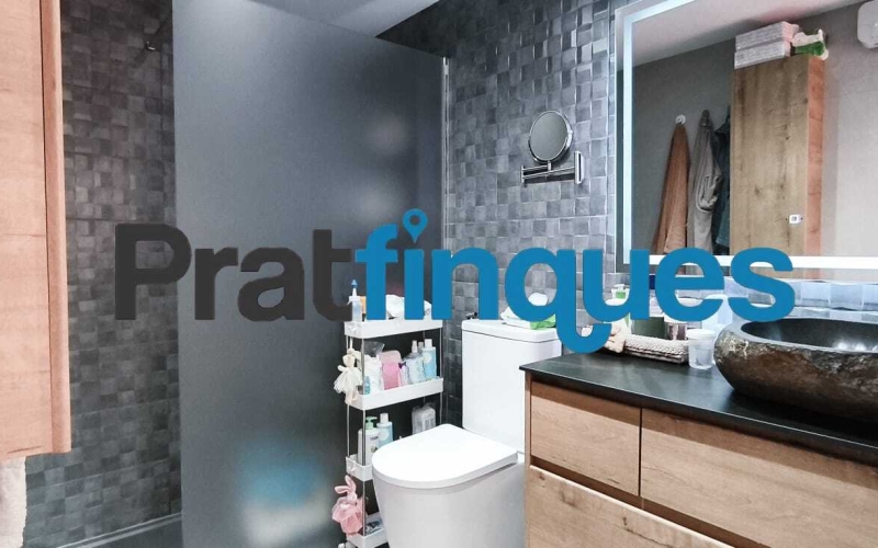 Presentamos este espectacular piso totalmente reformado de 89 m² útiles, ubicado en pleno centro de la ciudad, a un paso de la emblemática Plaza Catalunya y de la estación de metro L9 Cèntric. Una vivienda lista para entrar a vivir, diseñada para ofrecerte el máximo confort, luminosidad y una distribución perfecta para la vida familiar. Distribución inteligente: Zona de día y Zona de noche El diseño de la vivienda separa de forma excelente los espacios para garantizar tu privacidad y descanso: Zona de Día: Al cruzar el recibidor, accedes directamente a un salón-comedor de 18 m², un espacio amplio y acogedor con salida directa a un agradable balcón. La cocina es independiente y cuenta con la galería ya integrada. Destaca por su gran luminosidad gracias a un elegante tabique acristalado tipo ventana, que permite el paso de la luz natural desde el comedor mientras cocinas. Zona de Noche: Conectada de forma fluida desde el comedor, distribuye el acceso a los dormitorios y baños: Habitación principal en suite (11 m²): Exterior, inundada de sol y con su propio baño privado de 4 m² (3 piezas con plato de ducha de resina antideslizante). Segunda habitación doble (11 m²): También exterior a la calle, disfrutando de una orientación inmejorable con sol durante todo el día. Dos habitaciones individuales (8 m² cada una): Espacios versátiles ideales para dormitorios, zona de juegos o teletrabajo. Una de ellas cuenta con salida a un segundo balcón orientado al patio de luces. Baño común: Moderno y funcional, compuesto por 3 piezas y equipado con plato de ducha de resina antideslizante. Calidades premium y confort total La vivienda cuenta con una reforma integral de hace solo 5 años y está cuidada al detalle con materiales de alta calidad: Orientación Sur: Vivienda muy soleada y bañada por la luz natural durante todo el día. Aislamiento perfecto: Carpintería de aluminio con rotura de puente térmico y doble ventana, garantizando el mejor aislamiento térmico y acústico. Suelos y carpintería: Suelo de parqué sintético de alta resistencia (nivel AC5) y puertas lacadas en blanco (batientes y correderas empotradas en los baños para optimizar el espacio). Airecondicionado: 3 splits con bomba de calor en distintas estàncies. Ubicación inmejorable Vivirás en el centro de El Prat, rodeado de todos los servicios esenciales: colegios, bibliotecas, comercios y una excelente conectividad en transporte público (Metro L9 Cèntric y múltiples líneas de autobús). Un hogar idílico, cómodo y pensado para disfrutar de la paz familiar. ¿Te vas a perder la oportunidad de visitarlo? &nbsp;