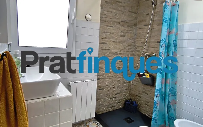 Presentamos esta magnífica vivienda lista para entrar a vivir, completamente reformada con un gusto exquisito y materiales de calidad. El inmueble destaca por su excelente distribución, luminosidad y el absoluto desahogo que ofrece su impresionante espacio exterior, convirtiéndolo en una pieza única en la zona. Características principales: Superficie óptima: 70 m² útiles distribuidos con la máxima eficiencia espacial. Zona de descanso: 3 amplios dormitorios, incluyendo una magnífica suite principal y dos habitaciones dobles adicionales. Baños modernos: 2 baños completos totalmente equipados con acabados contemporáneos. Cocina funcional: Espacio independiente y cómodo. Lavadero Interiorizado: un práctico lavadero interiorizado que maximiza el orden doméstico. Área de relax: Una agradable estancia acristalada que funciona como un balcón cubierto, ideal como rincón de lectura por su abundante luz natural y sosiego. Calidades y acabados premium: Aislamiento superior: Carpintería exterior oscilobatiente de aluminio con rotura de puente térmico y doble acristalamiento con cámara de aire, garantizando el máximo confort térmico y acústico. Elegancia interior: Suelos de parqué laminado de alta resistencia (AC5) y puertas de paso lacadas en blanco. Climatización: Sistema de calefacción integral mediante radiadores de gas natural. Un oasis exterior exclusivo: El verdadero elemento diferenciador de esta propiedad es su espectacular terraza privada de 61 m². Un espacio exterior idílico para disfrutar del clima mediterráneo, organizar cenas al aire libre o crear un jardín urbano. Además, cuenta con un valioso trastero de 5 m² integrado, la solución perfecta de almacenamiento para el día a día. Exclusividad y entorno de vida: Ubicada en una finca de solo dos vecinos, la privacidad y la tranquilidad están completamente garantizadas. El piso se emplaza en uno de los sectores residenciales más cotizados y demandados de la ciudad. Una zona que destaca por el equilibrio perfecto entre la paz de un entorno familiar y la comodidad urbana más absoluta. A escasos minutos a pie de la estación de metro L9 (Cèntric),la vivienda ofrece una conectividad impecable con el centro de Barcelona, el aeropuerto y redes de transporte (autobuses y taxis). El día a día aquí es un auténtico privilegio: dispondrá de una selecta oferta de restauración, comercios locales y servicios esenciales a pie de calle, sin renunciar a la calma de un vecindario residencial idílico. En Pratfinques le acompañamos de forma integral durante todo el proceso de compraventa. Nos encargamos de la gestión de su financiación hipotecaria, la liquidación de impuestos y la inscripción registral de la propiedad. Tenga en cuenta los siguientes puntos informativos: Transparencia en el precio: El importe de venta no incluye los impuestos y tasas asociados (ITP y AJD). Plusvalía: El Impuesto sobre el Incremento de Valor de los Terrenos de Naturaleza Urbana corre íntegramente a cargo de la parte vendedora. Información de transparencia al consumidor: Antes de hacer la visita, tu asesor personal te facilitará toda la información detallada y desglosada de estos costes para que compres con total tranquilidad.