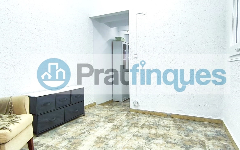 Un refugio de luz y armonía: El hogar donde tu familia florecerá ¿Buscas más que una casa? Te presentamos una propiedad con alma. Esta fantástica planta baja de 122 m² con una estància tipo estudio en segunda planta de 13 m² y terraza de 20m², no es solo un inmueble, es un escenario de bienestar donde la energía positiva se siente en cada rincón. Imagina las tardes de invierno al calor de su&nbsp;majestuosa chimenea, creando recuerdos imborrables con los tuyos en un salón que invita a la unión. Con&nbsp;4 amplias habitaciones&nbsp;(3 dobles y 1 sencilla y, 1 estudio en la 2ª planta),cada miembro de la familia encontrará su espacio de paz. La joya de la corona se encuentra en la planta superior: una estancia versátil de 13 m² que se abre a una&nbsp;terraza privada de 20m², el lugar perfecto para desayunos bajo el sol o noches de estrellas en total intimidad. ¿Sabes esa sensación de llegar a un lugar y sentir que 