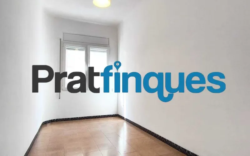 Si buscas comodidad, luz y tranquilidad, este piso de 75 m² útiles (84 m² construidos) te va a encantar. Está pensado para aprovechar cada rincón al máximo y se distribuye de forma ideal: Zona de día: Un acogedor salón-comedor de 15 m² y una moderna cocina office abierta de 9 m². ¡Y aquí viene lo mejor! Desde la cocina accedes directamente a una fantástica terraza a nivel de 10 m², el rincón perfecto para tomar el café por la mañana, disfrutar de cenas al aire libre o crear tu propio oasis urbano. Además, cuenta con un práctico lavadero integrado. Zona de descanso: 3 habitaciones (dos de ellas dobles, perfectas para el dormitorio principal o un espacio de trabajo) y un baño completo de 4 piezas. Ubicación y tranquilidad garantizadas El piso se encuentra en una de las zonas más valoradas y cotizadas de El Prat. Se ubica en la primera planta de un edificio clásico, sin ascensor, pero con una gran ventaja: ¡solo comparte espacio con 3 vecinos más! Al ser una comunidad tan pequeña y familiar, la paz y la tranquilidad están aseguradas. Listo para entrar a vivir (con muy pocos retoques) A diferencia de otros pisos, aquí el trabajo duro ya está hecho. La vivienda ha sido mimada y cuenta con: Instalación eléctrica totalmente actualizada. Ventanas de PVC con rotura de puente térmico y doble cristal (adiós al frío y a los ruidos). Cocina completamente equipada. ¿Lo mejor? Solo necesita lo que llamamos