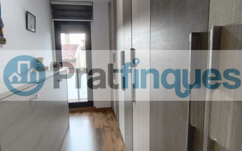 Ubicada en la zona más emblemática y con más solera de El Prat, presentamos esta impecable vivienda en una finca de&nbsp;obra seminueva&nbsp;que destaca por su diseño funcional y la alta calidad de sus acabados. El inmueble consta de&nbsp;84 m² construidos&nbsp;(73 m² útiles) perfectamente distribuidos para maximizar la entrada de luz natural y el confort. La zona de día se define por un acogedor salón-comedor de 16 m², equipado con aire acondicionado (split),que comunica directamente con un&nbsp;balcón orientado al oeste, ideal para disfrutar del sol de tarde. La cocina, independiente y de generosas dimensiones (10 m²),ofrece un espacio óptimo de trabajo y almacenaje. En la zona de descanso encontramos&nbsp;3 dormitorios&nbsp;(dos de ellos dobles). La habitación principal destaca por su configuración tipo&nbsp;suite, incorporando un baño privado con plato de ducha de resina antideslizante. Un segundo baño completo da servicio al resto de la vivienda. Excelencia en los detalles: Aislamiento:&nbsp;Carpintería exterior de aluminio con&nbsp;rotura de puente térmico, garantizando eficiencia energética y confort acústico. Calidez:&nbsp;Suelos de&nbsp;parqué flotante laminado AC5&nbsp;de alta resistencia y puertas interiores en haya vaporizada. Accesibilidad:&nbsp;Finca moderna que cuenta con&nbsp;ascensor.Una oportunidad única para quienes buscan un hogar listo para entrar a vivir en un entorno histórico y tranquilo, sin renunciar a las comodidades de una construcción contemporánea. En Pratfinques le acompañamos de forma integral durante todo el proceso de compraventa. Nos encargamos de la gestión de su financiación hipotecaria, la liquidación de impuestos y la inscripción registral de la propiedad. &nbsp; Tenga en cuenta los siguientes puntos informativos: &nbsp; Transparencia en el precio: El importe de venta no incluye los impuestos y tasas asociados (ITP y AJD). Plusvalía: El Impuesto sobre el Incremento de Valor de los Terrenos de Naturaleza Urbana corre íntegramente a cargo de la parte vendedora. Sin costes adicionales: En Pratfinques no cobramos honorarios a la parte compradora; nuestros servicios ya están incluidos en el precio de venta publicado.&nbsp;