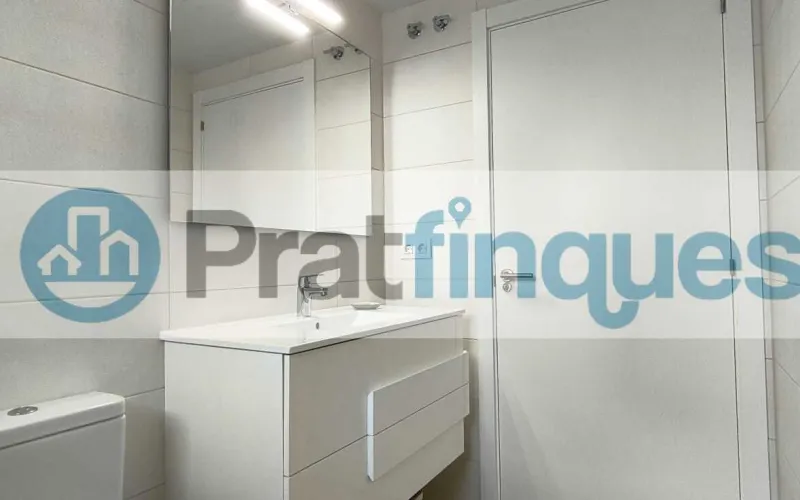 Exclusividad y sostenibilidad en una de las ubicaciones más codiciadas del área metropolitana. Le presentamos una pieza arquitectónica única situada en el corazón de&nbsp;Plaza Europa, el nuevo referente del urbanismo moderno en L'Hospitalet de Llobregat. Ubicada en una finca de&nbsp;obra nueva (2023),esta vivienda destaca por su privilegiada altura y su dominio visual, ofreciendo vistas despejadas que dotan a cada estancia de una personalidad inigualable. Espacios Diseñados para el Bienestar Con una superficie de 84 m² construidos, el hogar se distribuye con una elegancia funcional: Zona de Día:&nbsp;Un espectacular salón-comedor de 24 m², inundado de luz natural gracias a su&nbsp;orientación Este, con acceso directo a una&nbsp;terraza privada de 17 m², ideal para disfrutar de los amaneceres y el clima mediterráneo. Cocina Gourmet:&nbsp;Espacio independiente de 9 m² totalmente equipado con acabados de alta gama. Zona de Descanso:&nbsp;Suite principal de 13 m² con baño privado de diseño (plato de ducha de resina antideslizante) y dos habitaciones individuales luminosas y versátiles.Tecnología y Alta Eficiencia Energética Comprometida con el futuro, la vivienda cuenta con un sistema de&nbsp;aerotermia de última generación&nbsp;para la climatización (calefacción y aire acondicionado),garantizando un confort térmico óptimo con el mínimo impacto ambiental. Memoria de Calidades Premium Carpintería Exterior:&nbsp;Ventanas oscilobatientes con rotura de puente térmico y doble acristalamiento para un aislamiento acústico y térmico total. Carpintería Interior:&nbsp;Elegantes puertas lacadas en blanco, incluyendo sistemas correderos tipo&nbsp;Krona&nbsp;integrados en tabiquería para maximizar el espacio. Pavimentos:&nbsp;Suelo de tarima flotante laminada con efecto madera de máxima resistencia (calidad AC5).Servicios y Anexos Exclusivos La finca, libre de barreras arquitectónicas, dispone de tres ascensores (uno de gran capacidad). Además, se ofrece la posibilidad de completar esta propiedad con: Plaza de Parking XL (28.000 €):&nbsp;Con dimensiones excepcionales (5,25m x 3m),ideal para un vehículo de gran tamaño y una motocicleta de alta cilindrada. Trastero de Gran Capacidad (18.000 €):&nbsp;9 m² de almacenamiento adicional en el mismo edificio.Un hogar que no solo ofrece un lugar donde vivir, sino un estilo de vida basado en la exclusividad, la comodidad y la eficiencia. &nbsp; En Pratfinques le acompañamos de forma integral durante todo el proceso de compraventa. Nos encargamos de la gestión de su financiación hipotecaria, la liquidación de impuestos y la inscripción registral de la propiedad. &nbsp; Tenga en cuenta los siguientes puntos informativos: &nbsp; Transparencia en el precio: El importe de venta no incluye los impuestos y tasas asociados (ITP y AJD). Plusvalía: El Impuesto sobre el Incremento de Valor de los Terrenos de Naturaleza Urbana corre íntegramente a cargo de la parte vendedora. Sin costes adicionales: En Pratfinques no cobramos honorarios a la parte compradora; nuestros servicios ya están incluidos en el precio de venta publicado.&nbsp;