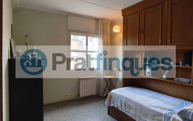 ¿Buscas un hogar donde la luz sea la protagonista?&nbsp;Presentamos este magnífico piso que combina una distribución funcional con una ubicación privilegiada para disfrutar de la máxima tranquilidad. Lo que hace especial a esta vivienda: Amplitud y Confort:&nbsp;Un salón-comedor acogedor que se convierte en el corazón de la casa, con salida directa a un&nbsp;balcón privado&nbsp;perfecto para relajarse. Zona de Descanso:&nbsp;Dispone de&nbsp;3 habitaciones&nbsp;(2 de ellas dobles y amplias, más una individual versátil),diseñadas para garantizar el descanso de toda la familia. Funcionalidad:&nbsp;Cocina independiente con acceso a galería, ideal para organizar el día a día. El baño completo ha sido actualizado con un moderno&nbsp;plato de ducha de resina antideslizante, aunando seguridad y estilo. Luz y Vistas:&nbsp;Gracias a su&nbsp;orientación Oeste, la vivienda se inunda de sol natural durante toda la tarde. Sus&nbsp;vistas despejadas&nbsp;te permitirán disfrutar de una sensación de libertad y paz difícil de encontrar.Equipamiento y Finca: La vivienda está lista para entrar a vivir, equipada con&nbsp;calefacción por radiadores&nbsp;(gas natural) y&nbsp;aire acondicionado con bomba de calor, garantizando el clima perfecto en cualquier época del año. Además, la finca cuenta con&nbsp;ascensor, facilitando el acceso y la comodidad total en tu rutina. ¡No pierdas la oportunidad de visitarlo! Un piso donde el confort y la luz se encuentran. En Pratfinques le acompañamos de forma integral durante todo el proceso de compraventa. Nos encargamos de la gestión de su financiación hipotecaria, la liquidación de impuestos y la inscripción registral de la propiedad. &nbsp; Tenga en cuenta los siguientes puntos informativos: &nbsp; Transparencia en el precio: El importe de venta no incluye los impuestos y tasas asociados (ITP y AJD). Plusvalía: El Impuesto sobre el Incremento de Valor de los Terrenos de Naturaleza Urbana corre íntegramente a cargo de la parte vendedora. Sin costes adicionales: En Pratfinques no cobramos honorarios a la parte compradora; nuestros servicios ya están incluidos en el precio de venta publicado.&nbsp;