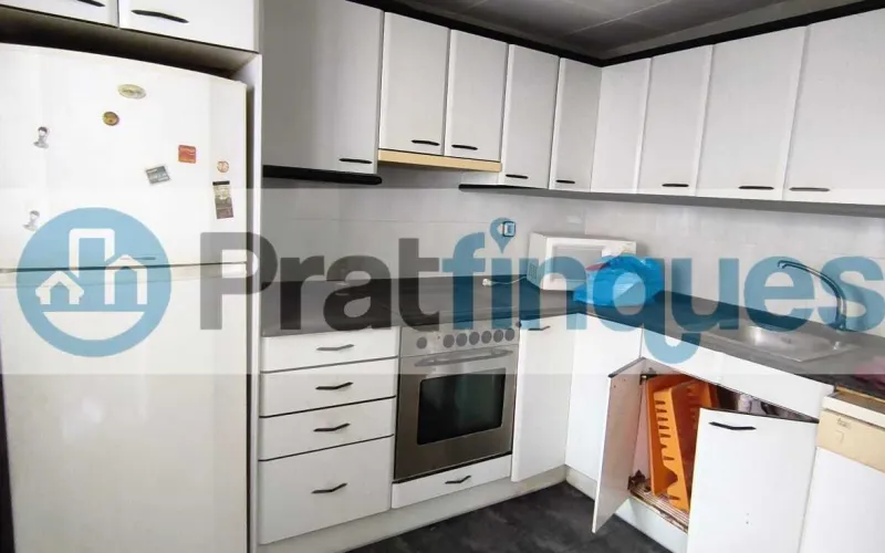 ¿Buscas un lienzo en blanco para diseñar una vida a tu medida o una inversión con posibilidades infinitas? Te presentamos una oportunidad única en la zona más auténtica de la ciudad. No es solo una casa; es la posibilidad de materializar ese proyecto que tienes en mente, combinando el encanto histórico con la modernidad absoluta. El espacio que siempre imaginaste Ubicada en una generosa parcela de&nbsp;155 m²&nbsp;(5 m de fachada por 31 m de fondo),esta propiedad destaca por su&nbsp;espectacular patio central, un pulmón de aire y luz que se convertirá en el alma de tu futuro hogar. Actualmente, la vivienda cuenta con&nbsp;164 m² construidos&nbsp;llenos de potencial: Planta Baja (86 m²):&nbsp;El espacio perfecto para una zona de día diáfana con vistas al jardín. Planta Primera (65 m²):&nbsp;Actualmente distribuida con recibidor, cocina, baño y un salón con salida a una&nbsp;terraza con orientación sur, garantizando sol durante todo el día. Planta Superior:&nbsp;Tres amplias estancias ideales para dormitorios dobles o suites de ensueño.¿Por qué esta propiedad es especial? Lo que hoy requiere una reforma integral, mañana será la casa más envidiada del barrio. Tienes flexibilidad total para diseñar: ✅ Un&nbsp;jardín privado con piscina&nbsp;y zona de barbacoa. ✅ Tu propio&nbsp;garaje privado&nbsp;en el centro. ✅ De 3 a 5 habitaciones según tus necesidades. Oportunidad para Inversores ????️ La normativa de la parcela es excepcional, permitiendo incluso la&nbsp;construcción de dos viviendas independientes: Un edificio de planta baja + 2 alturas + bajo cubierta. Un segundo edificio de planta baja + altura + bajo cubierta (ideal como estudio independiente, loft de invitados o garaje de gran capacidad).No te limites a leerlo: ven a sentirlo.&nbsp;Las dimensiones y la luz de este inmueble solo se aprecian de verdad al cruzar su puerta. Te acompañaremos en todo el proceso para ayudarte a visualizar y proyectar la casa que siempre quisiste. ¡Contáctanos hoy mismo y agenda tu visita! Tu futuro empieza aquí. &nbsp; En Pratfinques le acompañamos de forma integral durante todo el proceso de compraventa. Nos encargamos de la gestión de su financiación hipotecaria, la liquidación de impuestos y la inscripción registral de la propiedad. &nbsp; Tenga en cuenta los siguientes puntos informativos: &nbsp; Transparencia en el precio: El importe de venta no incluye los impuestos y tasas asociados (ITP y AJD). Plusvalía: El Impuesto sobre el Incremento de Valor de los Terrenos de Naturaleza Urbana corre íntegramente a cargo de la parte vendedora. Sin costes adicionales: En Pratfinques no cobramos honorarios a la parte compradora; nuestros servicios ya están incluidos en el precio de venta publicado.&nbsp;