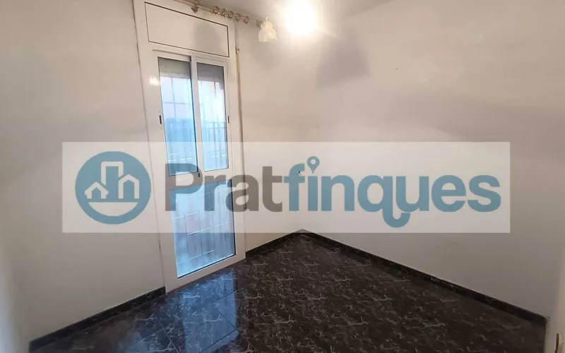 Presentamos esta magnífica propiedad situada en una de las intersecciones más estratégicas de El Prat. Una vivienda que destaca por su luminosidad, y distribución y un potencial para convertirse en el hogar de sus sueños. Distribución y Características El inmueble cuenta con una superficie de 94 m² construidos (79 m² útiles),diseñados para aprovechar cada rincón: Zona de Día:&nbsp;Un imponente salón-comedor independiente de 23 m², totalmente exterior, que inunda la estancia de luz natural y ofrece acceso directo a un acogedor balcón. Zona de Noche:&nbsp;Consta de 3 amplias habitaciones (incluyendo una habitación doble principal). Cocina y Baño:&nbsp;Cocina independiente de 8 m² con salida a galería técnica y un baño completo de cuatro piezas con bañera. Acabados:&nbsp;Suelos de gres porcelánico, carpintería interior en madera de cerezo y ventanas de aluminio.???? Un proyecto a tu medida La vivienda se encuentra en un estado que&nbsp;precisa de una actualización, lo que representa una oportunidad única. Con una reforma ejecutada con buen gusto, este piso tiene el potencial arquitectónico para transformarse en una pieza de diseño&nbsp;impresionantemente sofisticada y actual, revalorizando su inversión desde el primer día. La finca, perfectamente mantenida, dispone de&nbsp;ascensor. ???? Privilegios de una ubicación inmejorable Vivir en esta zona de El Prat de Llobregat es sinónimo de calidad de vida. Disfrutará de servicios de primer nivel a pie de calle: Conectividad Total:&nbsp;A tan solo 7 minutos de la estación de&nbsp;Metro L9 (Les Moreres)&nbsp;y con una red de paradas de autobús locales e interurbanas que conectan directamente con el centro de Barcelona en pocos minutos. Servicios y Ocio:&nbsp;Rodeado de una oferta comercial completa, centros de salud, colegios y zonas verdes. Todo lo que su día a día requiere, sin necesidad de desplazarse.Si buscas una ubicación premium para diseñar un hogar a tu estilo, esta es tu oportunidad.&nbsp;Contacta ahora para concertar una visita. En Pratfinques le acompañamos de forma integral durante todo el proceso de compraventa. Nos encargamos de la gestión de su financiación hipotecaria, la liquidación de impuestos y la inscripción registral de la propiedad. &nbsp; Tenga en cuenta los siguientes puntos informativos: &nbsp; Transparencia en el precio: El importe de venta no incluye los impuestos y tasas asociados (ITP y AJD). Plusvalía: El Impuesto sobre el Incremento de Valor de los Terrenos de Naturaleza Urbana corre íntegramente a cargo de la parte vendedora. Nota informativa: Los Honorarios de intermediación profesional no están incluidos en el precio de venta.