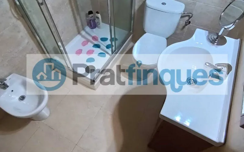 Descubra este piso único en el corazón de la ciudad. Una vivienda diseñada para aprovechar la luz natural al máximo, totalmente exterior y con una distribución versátil. Su gran salón de 22 m² se convierte en el centro del hogar, conectado a un balcón ideal para disfrutar del entorno urbano. Situada en un área con una&nbsp;oferta comercial inmejorable&nbsp;(moda, restauración y alimentación) y una conectividad excelente. A pocos minutos de la estación de&nbsp;Metro L9 (Les Moreres)&nbsp;y con acceso inmediato a las principales líneas de autobús (65, X2, L22, N17),esta propiedad combina comodidad, servicios y calidad de vida. Desde Pratfinques, te realizamos todos los trámites de la compraventa y a la obtención de la financiación hipotecaria, liquidación de los impuestos y, inscripción registral. -&nbsp;&nbsp;&nbsp;&nbsp;&nbsp;&nbsp;&nbsp;&nbsp;&nbsp;&nbsp;&nbsp;&nbsp;&nbsp; El precio de venta del inmueble, no incluye impuestos ni tasas. (ITP y AJD) -&nbsp;&nbsp;&nbsp;&nbsp;&nbsp;&nbsp;&nbsp;&nbsp;&nbsp;&nbsp;&nbsp;&nbsp;&nbsp; La plusvalía (Impuesto sobre el Incremento de Valor de los Terrenos Urbanos) es a cargo del vendedor. -&nbsp;&nbsp;&nbsp;&nbsp;&nbsp;&nbsp;&nbsp;&nbsp;&nbsp;&nbsp;&nbsp;&nbsp;&nbsp; En Pratfinques, NO COBRAMOS LOS HONORARIOS AL COMPRADOR, están incluidos en el precio de venta publicado.