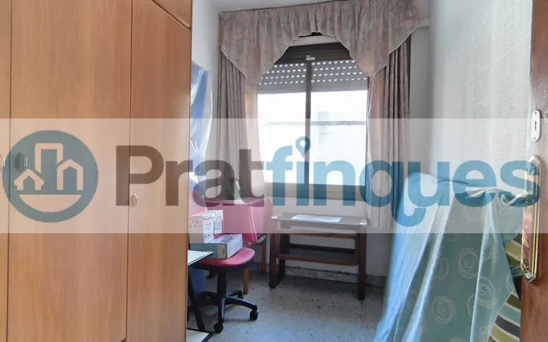 Ubicada en una de las zonas más exclusivas y demandadas de El Prat de Llobregat, presentamos esta vivienda totalmente exterior que destaca por su luz natural y su ubicación privilegiada en el&nbsp;Casc Antic. Características principales: Luminosidad total:&nbsp;Al ser una pieza íntegramente exterior, cada estancia disfruta de una claridad excepcional durante todo el día. Espacios optimizados:&nbsp;La vivienda cuenta con 69 m² construidos (63 m² útiles) distribuidos de forma funcional. Distribución: 3 dormitorios (uno de ellos doble). Salón-comedor con salida directa a un acogedor balcón. Cocina independiente con grandes posibilidades de reforma. Baño de tres piezas equipado con plato de ducha. Finca con ascensor:&nbsp;Situado en un edificio bien conservado que dispone de ascensor, garantizando total comodidad.Un lienzo en blanco para tu proyecto: El inmueble se encuentra en estado original, lo que representa la oportunidad perfecta para realizar una&nbsp;actualización integral&nbsp;y diseñar el hogar de tus sueños a medida. Su estructura permite múltiples opciones de personalización para ganar amplitud y estilo. Viva en una zona tranquila, con el encanto del casco histórico y todos los servicios, comercios y transporte a su alcance. En Pratfinques le acompañamos de forma integral durante todo el proceso de compraventa. Nos encargamos de la gestión de su financiación hipotecaria, la liquidación de impuestos y la inscripción registral de la propiedad. &nbsp; Tenga en cuenta los siguientes puntos informativos: &nbsp; Transparencia en el precio: El importe de venta no incluye los impuestos y tasas asociados (ITP y AJD). Plusvalía: El Impuesto sobre el Incremento de Valor de los Terrenos de Naturaleza Urbana corre íntegramente a cargo de la parte vendedora. Sin costes adicionales: En Pratfinques no cobramos honorarios a la parte compradora; nuestros servicios ya están incluidos en el precio de venta publicado.&nbsp;