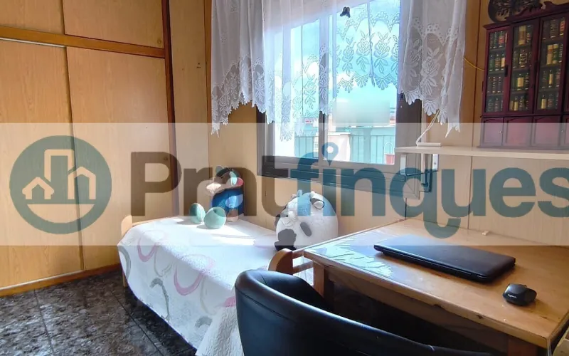 Vive por encima de todo. Este no es solo un ático, es un mirador privado diseñado para quienes buscan la calma sin renunciar al pulso de la ciudad. Con una orientación Este privilegiada, la vivienda se inunda de luz natural desde el primer café de la mañana, convirtiendo cada rincón en un espacio vibrante y acogedor. Espacios que respiran El corazón de la propiedad es su espectacular salón-comedor de 27 m², un área amplia y fluida que conecta directamente con la joya de la corona: una terraza a nivel de 36 m². Es el escenario perfecto para cenas bajo las estrellas, mañanas de lectura al sol o simplemente disfrutar de la libertad de un espacio exterior privado de grandes dimensiones. La distribución se completa con: Zona de descanso: 2 habitaciones (una de ellas doble, pensada para el máximo confort). Cocina independiente: Funcional y luminosa, con acceso directo a la terraza y zona de galería integrada. Baño de diseño: Totalmente actualizado, con plato de ducha de resina antideslizante para una estética moderna y segura. Calidades: Suelos de gres porcelánico que aportan elegancia y puertas de haya que dan calidez a todo el hogar.El privilegio de tu ubicación Vivir aquí significa tenerlo todo. Situado en un enclave estratégico junto al Carrer Lleida, disfrutarás de la comodidad de tener el comercio local, la mejor restauración y colegios a pocos pasos de tu portal. La conectividad es absoluta, con la L9 de Metro y líneas de autobús que te acercan a cualquier punto en minutos. No es solo un piso, es la oportunidad de vivir en una de las zonas más demandadas, donde la luz y la terraza marcan la diferencia entre un lugar donde vivir y un lugar donde ser feliz. En Pratfinques le acompañamos de forma integral durante todo el proceso de compraventa. Nos encargamos de la gestión de su financiación hipotecaria, la liquidación de impuestos y la inscripción registral de la propiedad. &nbsp; Tenga en cuenta los siguientes puntos informativos: &nbsp; Transparencia en el precio: El importe de venta no incluye los impuestos y tasas asociados (ITP y AJD). Plusvalía: El Impuesto sobre el Incremento de Valor de los Terrenos de Naturaleza Urbana corre íntegramente a cargo de la parte vendedora. Sin costes adicionales: En Pratfinques no cobramos honorarios a la parte compradora; nuestros servicios ya están incluidos en el precio de venta publicado.&nbsp;