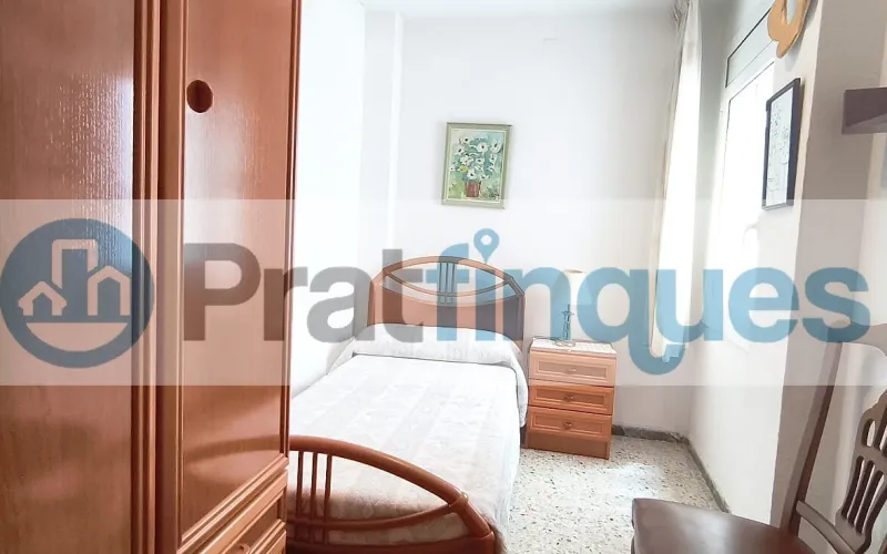 ¿Buscáis vuestra primera vivienda o el lugar ideal para ver crecer a vuestra familia? Este espectacular piso destaca por su amplitud, su luz natural y una comodidad absoluta en el día a día. Al tratarse de una quinta planta real en una finca con ascensor, disfrutaréis de una vivienda tranquila, sin ruidos de la calle y con sol directo durante todo el día. ¡Un lienzo en blanco perfecto para vuestro nuevo proyecto de vida! Espacios diseñados para el día a día familiar: El corazón de la casa: Un gran salón-comedor de 21 m² donde compartir cenas, tardes de cine y con salida directa al balcón. Habitaciones para todos: 3 dormitorios (dos de ellos dobles),ideales para el dormitorio principal, el cuarto de los niños o una zona de teletrabajo. Cocina independiente: Espaciosa, funcional y con acceso directo a una cómoda galería que desahoga el espacio principal. Baño reformado: Baño completo de 3 piezas equipado con un moderno y práctico plato de ducha. Metros reales: 76 m² útiles bien distribuidos (87 m² construidos) donde no se pierde ni un solo metro.Una ubicación pensada para vuestra comodidad Situado en la cotizada Avenida del Remolar, tendréis la tranquilidad que buscáis sin renunciar a nada. La ubicación es perfecta para el día a día de una familia: Conectividad total: Accesos rapidísimos en coche y una red excelente de transporte público para ir a trabajar o estudiar. Todo a un paso: Rodeado de comercio local, supermercados para la compra diaria, colegios, parques y una gran oferta de restauración para los fines de semana.¡Es el momento de dar el paso y tener vuestra propia casa! Contactad con nosotros hoy mismo para venir a verla antes de que se reserve. En Pratfinques le acompañamos de forma integral durante todo el proceso de compraventa. Nos encargamos de la gestión de su financiación hipotecaria, la liquidación de impuestos y la inscripción registral de la propiedad. &nbsp; Tenga en cuenta los siguientes puntos informativos: &nbsp; Transparencia en el precio: El importe de venta no incluye los impuestos y tasas asociados (ITP y AJD). Plusvalía: El Impuesto sobre el Incremento de Valor de los Terrenos de Naturaleza Urbana corre íntegramente a cargo de la parte vendedora. Sin costes adicionales: En Pratfinques no cobramos honorarios a la parte compradora; nuestros servicios ya están incluidos en el precio de venta publicado.&nbsp;