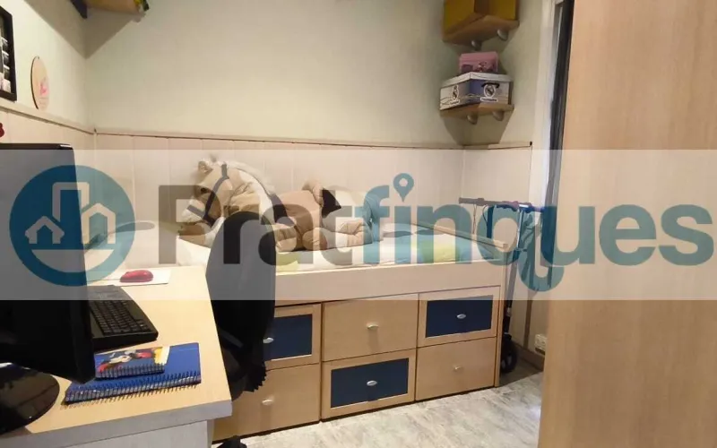 Disfrute del equilibrio perfecto entre tranquilidad residencial y una conectividad estratégica inigualable. Esta magnífica vivienda, ubicada en la apacible calle Sant Joaquim, 86, destaca por su excelente distribución, estancias muy amplias y una optimización perfecta de sus 83 m² útiles (97 m² construidos). Gracias a su orientación norte, el piso ofrece un ambiente fresco, confortable y una luminosidad constante muy valorada. Distribución elegante y espacios independientes Salón-comedor extraordinario: Un gran espacio de 22 m² muy cuadrado y luminoso, con salida directa a un agradable balcón. Zona de descanso generosa: Dispone de 4 habitaciones, incluyendo dos dormitorios dobles de gran tamaño (el principal cuenta con unos fantásticos 13 m²). Cocina funcional e independiente: Espaciosa, independiente y con salida a una práctica galería/lavadero que maximiza la organización. Baño completo: Un baño de 4 piezas equipado con bañera, ideal para el confort diario.Calidades y confort de primer nivel Aislamiento eficiente: Carpintería exterior de aluminio blanco con doble acristalamiento, garantizando confort térmico y acústico. Climatización integral: Sistema de aire acondicionado split con bomba de calor instalado. Detalles de calidad: Suelos de gres porcelánico de alta resistencia y puertas interiores de haya vaporizada que aportan calidez. Finca accesible: Edificio cuidado y tranquilo que dispone de ascensor.Accesibilidad y entorno: Lo mejor de El Prat a su alcance La ubicación de la calle Sant Joaquim es uno de los mayores valores añadidos de esta propiedad: Entrada y salida inmediata: Acceso rápido y directo a las principales vías de comunicación (C-31, C-32 y B-20),permitiendo conectar con Barcelona o el Aeropuerto en pocos minutos y sin sufrir retenciones internas. Conectividad total: Excelente comunicación en transporte público mediante la red de autobuses locales y metropolitanos, Metro (L9 Sud) y Cercanías Renfe. Calidad de vida en El Prat: Una ciudad llana, cómoda y moderna que combina una infraestructura de primer nivel (colegios, centros médicos, comercios) con el privilegio natural de los Espacios Naturales del Delta y sus tranquilas playas vírgenes. Tenga en cuenta los siguientes puntos informativos: Transparencia en el precio: El importe de venta no incluye los impuestos y tasas asociados (ITP y AJD). Plusvalía: El Impuesto sobre el Incremento de Valor de los Terrenos de Naturaleza Urbana corre íntegramente a cargo de la parte vendedora. Sin costes adicionales: En Pratfinques no cobramos honorarios a la parte compradora; nuestros servicios ya están incluidos en el precio de venta publicado.