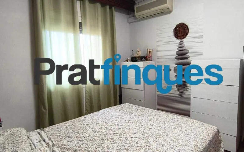 ¡Descubre tu nuevo hogar! Este encantador piso de 90 m² construidos (75 m² útiles) te ofrece la combinación perfecta de confort, espacio y una ubicación inmejorable. Situado en una cuarta planta con ascensor, destaca por su excelente distribución y su fantástica orientación oeste, ideal para disfrutar del sol de tarde. Características principales Zona de día: Salón-comedor de 16 m² con acceso directo a un agradable balcón de 8 m². Cocina independiente: Tipo office, muy espaciosa (14 m²) y con salida directa a galería/lavadero. Dormitorios: 3 habitaciones en total. Una suite principal de 12 m² y dos habitaciones individuales amplias. Baños: 1 baño completo de 4 piezas con bañera y 1 práctico aseo de cortesía. Climatización: Calefacción por radiadores de gas natural y aire acondicionado (splits) para un confort total todo el año. Ubicación y conectividad El inmueble se encuentra en una zona totalmente consolidada y excelentemente comunicada: A 8 minutos a pie de la parada de metro L9 (Cèntric). A 2 minutos de la parada de autobús Plaça Pau Casals (múltiples líneas). Servicios a pie de calle: Rodeado de comercios locales, restauración, colegios y entidades financieras. Condiciones y servicios de Pratfinques En Pratfinques te acompañamos en todo el proceso. Nos encargamos de todos los trámites de la compraventa: obtención de la financiación hipotecaria, liquidación de impuestos e inscripción registral. Sin honorarios de agencia para el comprador: Están totalmente incluidos en el precio de venta publicado. El precio de venta no incluye los impuestos ni tasas correspondientes a la parte compradora (ITP / AJD). La plusvalía municipal corre a cargo de la parte vendedora.