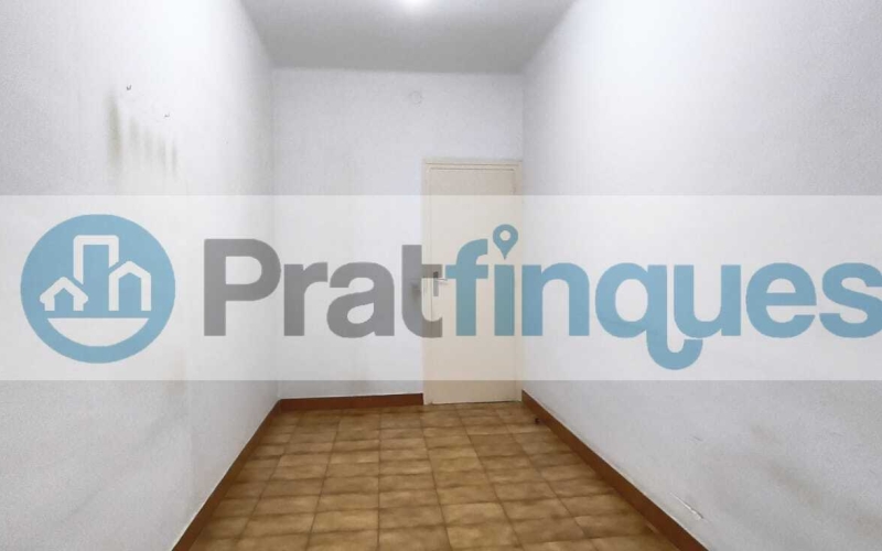 Luminoso piso con orientación Este y balcón en una de las zonas más demandadas de El Prat de Llobregat. Presentamos esta magnífica propiedad de 77 m² construidos (67 m² útiles),ubicada en el eje comercial y neurálgico de la Avenida Verge de Montserrat y Plaza Catalunya. Gracias a su orientación Este, la vivienda destaca por su gran luminosidad, recibiendo el sol directo de mañana, lo que garantiza un ambiente cálido, alegre y un excelente ahorro energético. Una pieza inmobiliaria con un potencial extraordinario, ideal tanto para familias que buscan diseñar su hogar a medida como para inversores que persiguen una alta rentabilidad. Distribución funcional y optimizada La vivienda destaca por su distribución lógica y el máximo aprovechamiento de sus espacios: Zona de día: Salón-comedor independiente con salida directa a un agradable balcón exterior, donde disfrutar del sol matinal. Cocina independiente: Con acceso a una práctica galería y derecho de uso de un patio de luces transitable. Zona de descanso: 3 dormitorios (1 doble principal de excelentes dimensiones y 2 individuales completos). Baño: Un baño completo de 4 piezas.Un lienzo en blanco para su proyecto El piso requiere una reforma integral, lo que representa la oportunidad perfecta para redistribuir los espacios a su gusto, elegir acabados de calidad actual y estrenar una vivienda totalmente personalizada según sus necesidades. La finca, además, está adaptada y cuenta con ascensor. Ubicación premium y conectividad total Situado en pleno corazón de El Prat, disfrutará de una comodidad absoluta en su día a día con todos los servicios a pie de calle: Transporte: A solo 3 minutos andando de la estación de metro Plaza Catalunya (L9 Sud) y a 2 minutos de las principales líneas de autobús. Comercios y servicios: Supermercados, tiendas de moda, colegios, centros médicos y una amplia oferta gastronómica a la vuelta de la esquina.No deje escapar esta excelente oportunidad por ubicación, precio, luz y potencial. Contacte con nosotros hoy mismo para concertar una visita. En Pratfinques le acompañamos de forma integral durante todo el proceso de compraventa. Nos encargamos de la gestión de su financiación hipotecaria, la liquidación de impuestos y la inscripción registral de la propiedad. Tenga en cuenta los siguientes puntos informativos: Transparencia en el precio: El importe de venta no incluye los impuestos y tasas asociados (ITP y AJD). Plusvalía: El Impuesto sobre el Incremento de Valor de los Terrenos de Naturaleza Urbana corre íntegramente a cargo de la parte vendedora. Sin costes adicionales: En Pratfinques no cobramos honorarios a la parte compradora; nuestros servicios ya están incluidos en el precio de venta publicado.
