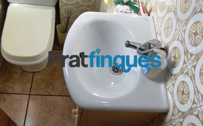 Si buscas un hogar luminoso, con una distribución excelente y la oportunidad de diseñarlo a tu gusto, este piso esquinero y totalmente exterior es la opción ideal. Destaca por su magnífica orientación Sur-Suroeste, lo que garantiza sol directo durante casi todo el día y una luz natural envidiable en todas sus estancias. Conoce su distribución (70 m² útiles / 77 m² construidos): Zona de día: Salón-comedor muy soleado con salida directa a un acogedor balcón, ideal para disfrutar del aire libre, y una cocina independiente con gran potencial de optimización. Zona de descanso: 3 habitaciones (dos de ellas dobles). La habitación principal cuenta con la comodidad exclusiva de un aseo de cortesía integrado. Baño principal: Un baño completo de 4 piezas equipado con plato de ducha. Detalles adicionales: Carpintería exterior de aluminio y puertas interiores de roble con molduras. La finca está perfectamente cuidada y dispone de ascensor. El lienzo perfecto para tu reforma La vivienda precisa de una actualización, lo que representa una oportunidad única para adaptarla a tus necesidades y crear la casa de tus sueños (¡imagina un diseño de concepto abierto uniendo cocina y salón!). Además, cuenta con una gran ventaja económica: la instalación eléctrica ya está completamente actualizada, lo que reducirá de forma considerable los costes y los tiempos de tu reforma. Una ubicación privilegiada y estratégica Ubicado en uno de los entornos más cotizados y consolidados de El Prat de Llobregat, disfrutarás de una calidad de vida excepcional con todos los servicios a pie de calle, manteniendo siempre la privacidad que tu familia merece: Conectividad total: A un paso de excelentes conexiones de transporte público (Metro y red de autobuses) que te conectan rápidamente con Barcelona y el aeropuerto. Comercio y ocio: Rodeado de una amplia oferta de comercio local, supermercados de alimentación, tiendas de moda y una variada oferta de restauración. Servicios públicos y educación: Un barrio ideal para familias, con centros educativos de excelente nivel para todas las edades (desde los más pequeños hasta los jóvenes),además de centros sanitarios y zonas verdes cercanas. No dejes escapar esta oportunidad. ¡Ven a visitarlo y descubre todo el potencial que este hogar tiene para ofrecerte! En Pratfinques le acompañamos de forma integral durante todo el proceso de compraventa. Nos encargamos de la gestión de su financiación hipotecaria, la liquidación de impuestos y la inscripción registral de la propiedad. Tenga en cuenta los siguientes puntos informativos: Transparencia en el precio: El importe de venta no incluye los impuestos y tasas asociados (ITP y AJD). Plusvalía: El Impuesto sobre el Incremento de Valor de los Terrenos de Naturaleza Urbana corre íntegramente a cargo de la parte vendedora. Información de transparencia al consumidor: Antes de hacer la visita, tu asesor personal te facilitará toda la información detallada y desglosada de estos costes para que compres con total tranquilidad.