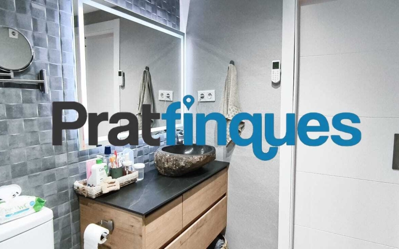 Presentamos este espectacular piso totalmente reformado de 89 m² útiles, ubicado en pleno centro de la ciudad, a un paso de la emblemática Plaza Catalunya y de la estación de metro L9 Cèntric. Una vivienda lista para entrar a vivir, diseñada para ofrecerte el máximo confort, luminosidad y una distribución perfecta para la vida familiar. Distribución inteligente: Zona de día y Zona de noche El diseño de la vivienda separa de forma excelente los espacios para garantizar tu privacidad y descanso: Zona de Día: Al cruzar el recibidor, accedes directamente a un salón-comedor de 18 m², un espacio amplio y acogedor con salida directa a un agradable balcón. La cocina es independiente y cuenta con la galería ya integrada. Destaca por su gran luminosidad gracias a un elegante tabique acristalado tipo ventana, que permite el paso de la luz natural desde el comedor mientras cocinas. Zona de Noche: Conectada de forma fluida desde el comedor, distribuye el acceso a los dormitorios y baños: Habitación principal en suite (11 m²): Exterior, inundada de sol y con su propio baño privado de 4 m² (3 piezas con plato de ducha de resina antideslizante). Segunda habitación doble (11 m²): También exterior a la calle, disfrutando de una orientación inmejorable con sol durante todo el día. Dos habitaciones individuales (8 m² cada una): Espacios versátiles ideales para dormitorios, zona de juegos o teletrabajo. Una de ellas cuenta con salida a un segundo balcón orientado al patio de luces. Baño común: Moderno y funcional, compuesto por 3 piezas y equipado con plato de ducha de resina antideslizante. Calidades premium y confort total La vivienda cuenta con una reforma integral de hace solo 5 años y está cuidada al detalle con materiales de alta calidad: Orientación Sur: Vivienda muy soleada y bañada por la luz natural durante todo el día. Aislamiento perfecto: Carpintería de aluminio con rotura de puente térmico y doble ventana, garantizando el mejor aislamiento térmico y acústico. Suelos y carpintería: Suelo de parqué sintético de alta resistencia (nivel AC5) y puertas lacadas en blanco (batientes y correderas empotradas en los baños para optimizar el espacio). Airecondicionado: 3 splits con bomba de calor en distintas estàncies. Ubicación inmejorable Vivirás en el centro de El Prat, rodeado de todos los servicios esenciales: colegios, bibliotecas, comercios y una excelente conectividad en transporte público (Metro L9 Cèntric y múltiples líneas de autobús). Un hogar idílico, cómodo y pensado para disfrutar de la paz familiar. ¿Te vas a perder la oportunidad de visitarlo? &nbsp;