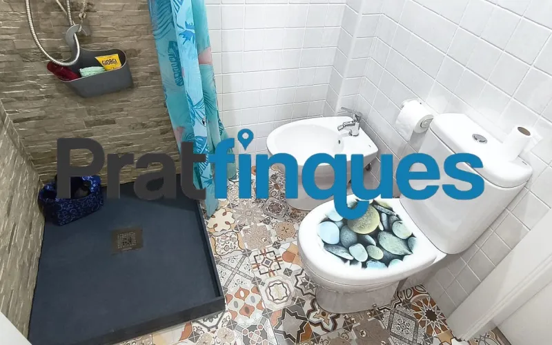 Presentamos esta magnífica vivienda lista para entrar a vivir, completamente reformada con un gusto exquisito y materiales de calidad. El inmueble destaca por su excelente distribución, luminosidad y el absoluto desahogo que ofrece su impresionante espacio exterior, convirtiéndolo en una pieza única en la zona. Características principales: Superficie óptima: 70 m² útiles distribuidos con la máxima eficiencia espacial. Zona de descanso: 3 amplios dormitorios, incluyendo una magnífica suite principal y dos habitaciones dobles adicionales. Baños modernos: 2 baños completos totalmente equipados con acabados contemporáneos. Cocina funcional: Espacio independiente y cómodo. Lavadero Interiorizado: un práctico lavadero interiorizado que maximiza el orden doméstico. Área de relax: Una agradable estancia acristalada que funciona como un balcón cubierto, ideal como rincón de lectura por su abundante luz natural y sosiego. Calidades y acabados premium: Aislamiento superior: Carpintería exterior oscilobatiente de aluminio con rotura de puente térmico y doble acristalamiento con cámara de aire, garantizando el máximo confort térmico y acústico. Elegancia interior: Suelos de parqué laminado de alta resistencia (AC5) y puertas de paso lacadas en blanco. Climatización: Sistema de calefacción integral mediante radiadores de gas natural. Un oasis exterior exclusivo: El verdadero elemento diferenciador de esta propiedad es su espectacular terraza privada de 61 m². Un espacio exterior idílico para disfrutar del clima mediterráneo, organizar cenas al aire libre o crear un jardín urbano. Además, cuenta con un valioso trastero de 5 m² integrado, la solución perfecta de almacenamiento para el día a día. Exclusividad y entorno de vida: Ubicada en una finca de solo dos vecinos, la privacidad y la tranquilidad están completamente garantizadas. El piso se emplaza en uno de los sectores residenciales más cotizados y demandados de la ciudad. Una zona que destaca por el equilibrio perfecto entre la paz de un entorno familiar y la comodidad urbana más absoluta. A escasos minutos a pie de la estación de metro L9 (Cèntric),la vivienda ofrece una conectividad impecable con el centro de Barcelona, el aeropuerto y redes de transporte (autobuses y taxis). El día a día aquí es un auténtico privilegio: dispondrá de una selecta oferta de restauración, comercios locales y servicios esenciales a pie de calle, sin renunciar a la calma de un vecindario residencial idílico. En Pratfinques le acompañamos de forma integral durante todo el proceso de compraventa. Nos encargamos de la gestión de su financiación hipotecaria, la liquidación de impuestos y la inscripción registral de la propiedad. Tenga en cuenta los siguientes puntos informativos: Transparencia en el precio: El importe de venta no incluye los impuestos y tasas asociados (ITP y AJD). Plusvalía: El Impuesto sobre el Incremento de Valor de los Terrenos de Naturaleza Urbana corre íntegramente a cargo de la parte vendedora. Información de transparencia al consumidor: Antes de hacer la visita, tu asesor personal te facilitará toda la información detallada y desglosada de estos costes para que compres con total tranquilidad.