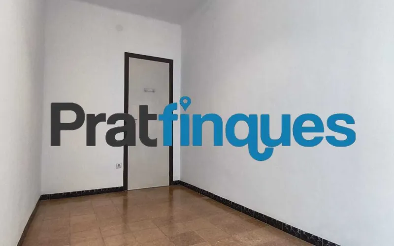 Si buscas comodidad, luz y tranquilidad, este piso de 75 m² útiles (84 m² construidos) te va a encantar. Está pensado para aprovechar cada rincón al máximo y se distribuye de forma ideal: Zona de día: Un acogedor salón-comedor de 15 m² y una moderna cocina office abierta de 9 m². ¡Y aquí viene lo mejor! Desde la cocina accedes directamente a una fantástica terraza a nivel de 10 m², el rincón perfecto para tomar el café por la mañana, disfrutar de cenas al aire libre o crear tu propio oasis urbano. Además, cuenta con un práctico lavadero integrado. Zona de descanso: 3 habitaciones (dos de ellas dobles, perfectas para el dormitorio principal o un espacio de trabajo) y un baño completo de 4 piezas. Ubicación y tranquilidad garantizadas El piso se encuentra en una de las zonas más valoradas y cotizadas de El Prat. Se ubica en la primera planta de un edificio clásico, sin ascensor, pero con una gran ventaja: ¡solo comparte espacio con 3 vecinos más! Al ser una comunidad tan pequeña y familiar, la paz y la tranquilidad están aseguradas. Listo para entrar a vivir (con muy pocos retoques) A diferencia de otros pisos, aquí el trabajo duro ya está hecho. La vivienda ha sido mimada y cuenta con: Instalación eléctrica totalmente actualizada. Ventanas de PVC con rotura de puente térmico y doble cristal (adiós al frío y a los ruidos). Cocina completamente equipada. ¿Lo mejor? Solo necesita lo que llamamos