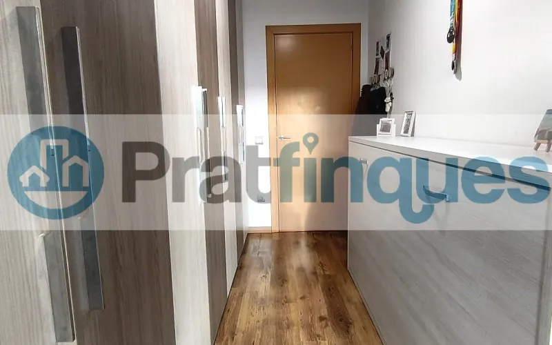 Ubicada en la zona más emblemática y con más solera de El Prat, presentamos esta impecable vivienda en una finca de&nbsp;obra seminueva&nbsp;que destaca por su diseño funcional y la alta calidad de sus acabados. El inmueble consta de&nbsp;84 m² construidos&nbsp;(73 m² útiles) perfectamente distribuidos para maximizar la entrada de luz natural y el confort. La zona de día se define por un acogedor salón-comedor de 16 m², equipado con aire acondicionado (split),que comunica directamente con un&nbsp;balcón orientado al oeste, ideal para disfrutar del sol de tarde. La cocina, independiente y de generosas dimensiones (10 m²),ofrece un espacio óptimo de trabajo y almacenaje. En la zona de descanso encontramos&nbsp;3 dormitorios&nbsp;(dos de ellos dobles). La habitación principal destaca por su configuración tipo&nbsp;suite, incorporando un baño privado con plato de ducha de resina antideslizante. Un segundo baño completo da servicio al resto de la vivienda. Excelencia en los detalles: Aislamiento:&nbsp;Carpintería exterior de aluminio con&nbsp;rotura de puente térmico, garantizando eficiencia energética y confort acústico. Calidez:&nbsp;Suelos de&nbsp;parqué flotante laminado AC5&nbsp;de alta resistencia y puertas interiores en haya vaporizada. Accesibilidad:&nbsp;Finca moderna que cuenta con&nbsp;ascensor.Una oportunidad única para quienes buscan un hogar listo para entrar a vivir en un entorno histórico y tranquilo, sin renunciar a las comodidades de una construcción contemporánea. En Pratfinques le acompañamos de forma integral durante todo el proceso de compraventa. Nos encargamos de la gestión de su financiación hipotecaria, la liquidación de impuestos y la inscripción registral de la propiedad. &nbsp; Tenga en cuenta los siguientes puntos informativos: &nbsp; Transparencia en el precio: El importe de venta no incluye los impuestos y tasas asociados (ITP y AJD). Plusvalía: El Impuesto sobre el Incremento de Valor de los Terrenos de Naturaleza Urbana corre íntegramente a cargo de la parte vendedora. Sin costes adicionales: En Pratfinques no cobramos honorarios a la parte compradora; nuestros servicios ya están incluidos en el precio de venta publicado.&nbsp;
