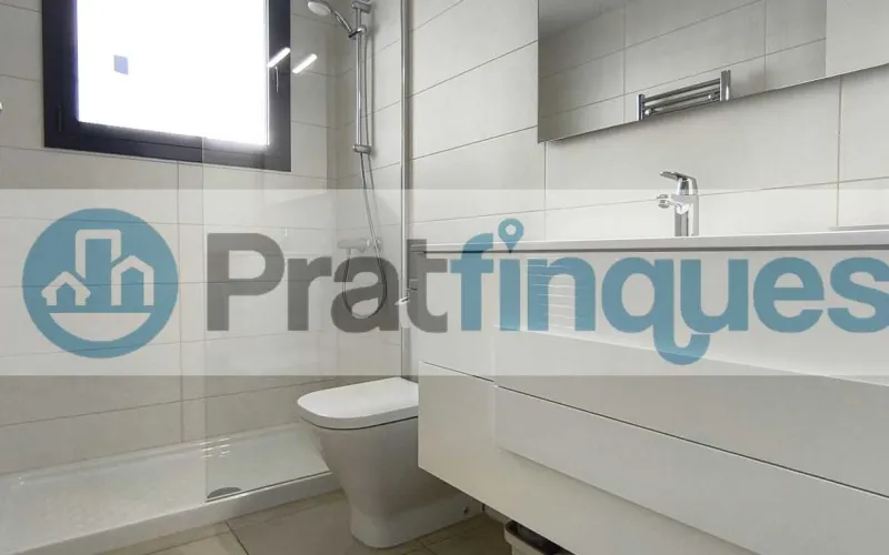 Exclusividad y sostenibilidad en una de las ubicaciones más codiciadas del área metropolitana. Le presentamos una pieza arquitectónica única situada en el corazón de&nbsp;Plaza Europa, el nuevo referente del urbanismo moderno en L'Hospitalet de Llobregat. Ubicada en una finca de&nbsp;obra nueva (2023),esta vivienda destaca por su privilegiada altura y su dominio visual, ofreciendo vistas despejadas que dotan a cada estancia de una personalidad inigualable. Espacios Diseñados para el Bienestar Con una superficie de 84 m² construidos, el hogar se distribuye con una elegancia funcional: Zona de Día:&nbsp;Un espectacular salón-comedor de 24 m², inundado de luz natural gracias a su&nbsp;orientación Este, con acceso directo a una&nbsp;terraza privada de 17 m², ideal para disfrutar de los amaneceres y el clima mediterráneo. Cocina Gourmet:&nbsp;Espacio independiente de 9 m² totalmente equipado con acabados de alta gama. Zona de Descanso:&nbsp;Suite principal de 13 m² con baño privado de diseño (plato de ducha de resina antideslizante) y dos habitaciones individuales luminosas y versátiles.Tecnología y Alta Eficiencia Energética Comprometida con el futuro, la vivienda cuenta con un sistema de&nbsp;aerotermia de última generación&nbsp;para la climatización (calefacción y aire acondicionado),garantizando un confort térmico óptimo con el mínimo impacto ambiental. Memoria de Calidades Premium Carpintería Exterior:&nbsp;Ventanas oscilobatientes con rotura de puente térmico y doble acristalamiento para un aislamiento acústico y térmico total. Carpintería Interior:&nbsp;Elegantes puertas lacadas en blanco, incluyendo sistemas correderos tipo&nbsp;Krona&nbsp;integrados en tabiquería para maximizar el espacio. Pavimentos:&nbsp;Suelo de tarima flotante laminada con efecto madera de máxima resistencia (calidad AC5).Servicios y Anexos Exclusivos La finca, libre de barreras arquitectónicas, dispone de tres ascensores (uno de gran capacidad). Además, se ofrece la posibilidad de completar esta propiedad con: Plaza de Parking XL (28.000 €):&nbsp;Con dimensiones excepcionales (5,25m x 3m),ideal para un vehículo de gran tamaño y una motocicleta de alta cilindrada. Trastero de Gran Capacidad (18.000 €):&nbsp;9 m² de almacenamiento adicional en el mismo edificio.Un hogar que no solo ofrece un lugar donde vivir, sino un estilo de vida basado en la exclusividad, la comodidad y la eficiencia. &nbsp; En Pratfinques le acompañamos de forma integral durante todo el proceso de compraventa. Nos encargamos de la gestión de su financiación hipotecaria, la liquidación de impuestos y la inscripción registral de la propiedad. &nbsp; Tenga en cuenta los siguientes puntos informativos: &nbsp; Transparencia en el precio: El importe de venta no incluye los impuestos y tasas asociados (ITP y AJD). Plusvalía: El Impuesto sobre el Incremento de Valor de los Terrenos de Naturaleza Urbana corre íntegramente a cargo de la parte vendedora. Sin costes adicionales: En Pratfinques no cobramos honorarios a la parte compradora; nuestros servicios ya están incluidos en el precio de venta publicado.&nbsp;