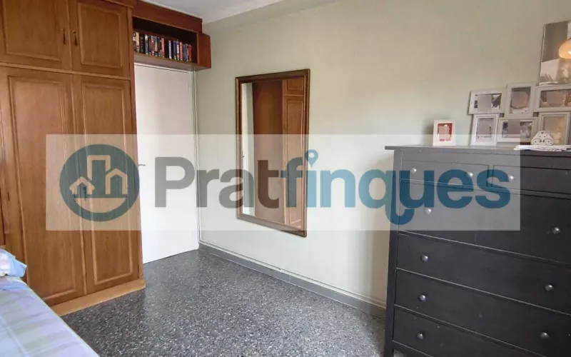 ¿Buscas un hogar donde la luz sea la protagonista?&nbsp;Presentamos este magnífico piso que combina una distribución funcional con una ubicación privilegiada para disfrutar de la máxima tranquilidad. Lo que hace especial a esta vivienda: Amplitud y Confort:&nbsp;Un salón-comedor acogedor que se convierte en el corazón de la casa, con salida directa a un&nbsp;balcón privado&nbsp;perfecto para relajarse. Zona de Descanso:&nbsp;Dispone de&nbsp;3 habitaciones&nbsp;(2 de ellas dobles y amplias, más una individual versátil),diseñadas para garantizar el descanso de toda la familia. Funcionalidad:&nbsp;Cocina independiente con acceso a galería, ideal para organizar el día a día. El baño completo ha sido actualizado con un moderno&nbsp;plato de ducha de resina antideslizante, aunando seguridad y estilo. Luz y Vistas:&nbsp;Gracias a su&nbsp;orientación Oeste, la vivienda se inunda de sol natural durante toda la tarde. Sus&nbsp;vistas despejadas&nbsp;te permitirán disfrutar de una sensación de libertad y paz difícil de encontrar.Equipamiento y Finca: La vivienda está lista para entrar a vivir, equipada con&nbsp;calefacción por radiadores&nbsp;(gas natural) y&nbsp;aire acondicionado con bomba de calor, garantizando el clima perfecto en cualquier época del año. Además, la finca cuenta con&nbsp;ascensor, facilitando el acceso y la comodidad total en tu rutina. ¡No pierdas la oportunidad de visitarlo! Un piso donde el confort y la luz se encuentran. En Pratfinques le acompañamos de forma integral durante todo el proceso de compraventa. Nos encargamos de la gestión de su financiación hipotecaria, la liquidación de impuestos y la inscripción registral de la propiedad. &nbsp; Tenga en cuenta los siguientes puntos informativos: &nbsp; Transparencia en el precio: El importe de venta no incluye los impuestos y tasas asociados (ITP y AJD). Plusvalía: El Impuesto sobre el Incremento de Valor de los Terrenos de Naturaleza Urbana corre íntegramente a cargo de la parte vendedora. Sin costes adicionales: En Pratfinques no cobramos honorarios a la parte compradora; nuestros servicios ya están incluidos en el precio de venta publicado.&nbsp;