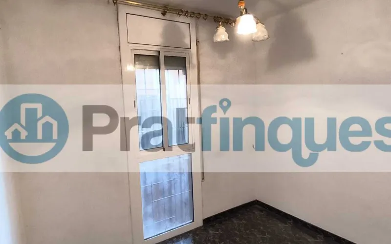 Presentamos esta magnífica propiedad situada en una de las intersecciones más estratégicas de El Prat. Una vivienda que destaca por su luminosidad, y distribución y un potencial para convertirse en el hogar de sus sueños. Distribución y Características El inmueble cuenta con una superficie de 94 m² construidos (79 m² útiles),diseñados para aprovechar cada rincón: Zona de Día:&nbsp;Un imponente salón-comedor independiente de 23 m², totalmente exterior, que inunda la estancia de luz natural y ofrece acceso directo a un acogedor balcón. Zona de Noche:&nbsp;Consta de 3 amplias habitaciones (incluyendo una habitación doble principal). Cocina y Baño:&nbsp;Cocina independiente de 8 m² con salida a galería técnica y un baño completo de cuatro piezas con bañera. Acabados:&nbsp;Suelos de gres porcelánico, carpintería interior en madera de cerezo y ventanas de aluminio.???? Un proyecto a tu medida La vivienda se encuentra en un estado que&nbsp;precisa de una actualización, lo que representa una oportunidad única. Con una reforma ejecutada con buen gusto, este piso tiene el potencial arquitectónico para transformarse en una pieza de diseño&nbsp;impresionantemente sofisticada y actual, revalorizando su inversión desde el primer día. La finca, perfectamente mantenida, dispone de&nbsp;ascensor. ???? Privilegios de una ubicación inmejorable Vivir en esta zona de El Prat de Llobregat es sinónimo de calidad de vida. Disfrutará de servicios de primer nivel a pie de calle: Conectividad Total:&nbsp;A tan solo 7 minutos de la estación de&nbsp;Metro L9 (Les Moreres)&nbsp;y con una red de paradas de autobús locales e interurbanas que conectan directamente con el centro de Barcelona en pocos minutos. Servicios y Ocio:&nbsp;Rodeado de una oferta comercial completa, centros de salud, colegios y zonas verdes. Todo lo que su día a día requiere, sin necesidad de desplazarse.Si buscas una ubicación premium para diseñar un hogar a tu estilo, esta es tu oportunidad.&nbsp;Contacta ahora para concertar una visita. En Pratfinques le acompañamos de forma integral durante todo el proceso de compraventa. Nos encargamos de la gestión de su financiación hipotecaria, la liquidación de impuestos y la inscripción registral de la propiedad. &nbsp; Tenga en cuenta los siguientes puntos informativos: &nbsp; Transparencia en el precio: El importe de venta no incluye los impuestos y tasas asociados (ITP y AJD). Plusvalía: El Impuesto sobre el Incremento de Valor de los Terrenos de Naturaleza Urbana corre íntegramente a cargo de la parte vendedora. Nota informativa: Los Honorarios de intermediación profesional no están incluidos en el precio de venta.