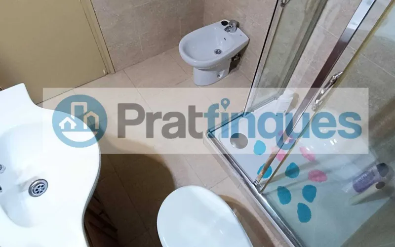 Descubra este piso único en el corazón de la ciudad. Una vivienda diseñada para aprovechar la luz natural al máximo, totalmente exterior y con una distribución versátil. Su gran salón de 22 m² se convierte en el centro del hogar, conectado a un balcón ideal para disfrutar del entorno urbano. Situada en un área con una&nbsp;oferta comercial inmejorable&nbsp;(moda, restauración y alimentación) y una conectividad excelente. A pocos minutos de la estación de&nbsp;Metro L9 (Les Moreres)&nbsp;y con acceso inmediato a las principales líneas de autobús (65, X2, L22, N17),esta propiedad combina comodidad, servicios y calidad de vida. Desde Pratfinques, te realizamos todos los trámites de la compraventa y a la obtención de la financiación hipotecaria, liquidación de los impuestos y, inscripción registral. -&nbsp;&nbsp;&nbsp;&nbsp;&nbsp;&nbsp;&nbsp;&nbsp;&nbsp;&nbsp;&nbsp;&nbsp;&nbsp; El precio de venta del inmueble, no incluye impuestos ni tasas. (ITP y AJD) -&nbsp;&nbsp;&nbsp;&nbsp;&nbsp;&nbsp;&nbsp;&nbsp;&nbsp;&nbsp;&nbsp;&nbsp;&nbsp; La plusvalía (Impuesto sobre el Incremento de Valor de los Terrenos Urbanos) es a cargo del vendedor. -&nbsp;&nbsp;&nbsp;&nbsp;&nbsp;&nbsp;&nbsp;&nbsp;&nbsp;&nbsp;&nbsp;&nbsp;&nbsp; En Pratfinques, NO COBRAMOS LOS HONORARIOS AL COMPRADOR, están incluidos en el precio de venta publicado.