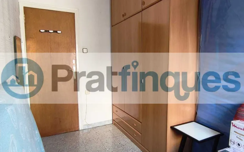 Ubicada en una de las zonas más exclusivas y demandadas de El Prat de Llobregat, presentamos esta vivienda totalmente exterior que destaca por su luz natural y su ubicación privilegiada en el&nbsp;Casc Antic. Características principales: Luminosidad total:&nbsp;Al ser una pieza íntegramente exterior, cada estancia disfruta de una claridad excepcional durante todo el día. Espacios optimizados:&nbsp;La vivienda cuenta con 69 m² construidos (63 m² útiles) distribuidos de forma funcional. Distribución: 3 dormitorios (uno de ellos doble). Salón-comedor con salida directa a un acogedor balcón. Cocina independiente con grandes posibilidades de reforma. Baño de tres piezas equipado con plato de ducha. Finca con ascensor:&nbsp;Situado en un edificio bien conservado que dispone de ascensor, garantizando total comodidad.Un lienzo en blanco para tu proyecto: El inmueble se encuentra en estado original, lo que representa la oportunidad perfecta para realizar una&nbsp;actualización integral&nbsp;y diseñar el hogar de tus sueños a medida. Su estructura permite múltiples opciones de personalización para ganar amplitud y estilo. Viva en una zona tranquila, con el encanto del casco histórico y todos los servicios, comercios y transporte a su alcance. En Pratfinques le acompañamos de forma integral durante todo el proceso de compraventa. Nos encargamos de la gestión de su financiación hipotecaria, la liquidación de impuestos y la inscripción registral de la propiedad. &nbsp; Tenga en cuenta los siguientes puntos informativos: &nbsp; Transparencia en el precio: El importe de venta no incluye los impuestos y tasas asociados (ITP y AJD). Plusvalía: El Impuesto sobre el Incremento de Valor de los Terrenos de Naturaleza Urbana corre íntegramente a cargo de la parte vendedora. Sin costes adicionales: En Pratfinques no cobramos honorarios a la parte compradora; nuestros servicios ya están incluidos en el precio de venta publicado.&nbsp;