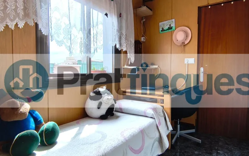 Vive por encima de todo. Este no es solo un ático, es un mirador privado diseñado para quienes buscan la calma sin renunciar al pulso de la ciudad. Con una orientación Este privilegiada, la vivienda se inunda de luz natural desde el primer café de la mañana, convirtiendo cada rincón en un espacio vibrante y acogedor. Espacios que respiran El corazón de la propiedad es su espectacular salón-comedor de 27 m², un área amplia y fluida que conecta directamente con la joya de la corona: una terraza a nivel de 36 m². Es el escenario perfecto para cenas bajo las estrellas, mañanas de lectura al sol o simplemente disfrutar de la libertad de un espacio exterior privado de grandes dimensiones. La distribución se completa con: Zona de descanso: 2 habitaciones (una de ellas doble, pensada para el máximo confort). Cocina independiente: Funcional y luminosa, con acceso directo a la terraza y zona de galería integrada. Baño de diseño: Totalmente actualizado, con plato de ducha de resina antideslizante para una estética moderna y segura. Calidades: Suelos de gres porcelánico que aportan elegancia y puertas de haya que dan calidez a todo el hogar.El privilegio de tu ubicación Vivir aquí significa tenerlo todo. Situado en un enclave estratégico junto al Carrer Lleida, disfrutarás de la comodidad de tener el comercio local, la mejor restauración y colegios a pocos pasos de tu portal. La conectividad es absoluta, con la L9 de Metro y líneas de autobús que te acercan a cualquier punto en minutos. No es solo un piso, es la oportunidad de vivir en una de las zonas más demandadas, donde la luz y la terraza marcan la diferencia entre un lugar donde vivir y un lugar donde ser feliz. En Pratfinques le acompañamos de forma integral durante todo el proceso de compraventa. Nos encargamos de la gestión de su financiación hipotecaria, la liquidación de impuestos y la inscripción registral de la propiedad. &nbsp; Tenga en cuenta los siguientes puntos informativos: &nbsp; Transparencia en el precio: El importe de venta no incluye los impuestos y tasas asociados (ITP y AJD). Plusvalía: El Impuesto sobre el Incremento de Valor de los Terrenos de Naturaleza Urbana corre íntegramente a cargo de la parte vendedora. Sin costes adicionales: En Pratfinques no cobramos honorarios a la parte compradora; nuestros servicios ya están incluidos en el precio de venta publicado.&nbsp;
