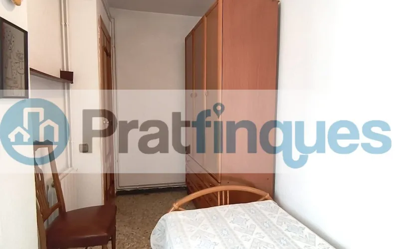 ¿Buscáis vuestra primera vivienda o el lugar ideal para ver crecer a vuestra familia? Este espectacular piso destaca por su amplitud, su luz natural y una comodidad absoluta en el día a día. Al tratarse de una quinta planta real en una finca con ascensor, disfrutaréis de una vivienda tranquila, sin ruidos de la calle y con sol directo durante todo el día. ¡Un lienzo en blanco perfecto para vuestro nuevo proyecto de vida! Espacios diseñados para el día a día familiar: El corazón de la casa: Un gran salón-comedor de 21 m² donde compartir cenas, tardes de cine y con salida directa al balcón. Habitaciones para todos: 3 dormitorios (dos de ellos dobles),ideales para el dormitorio principal, el cuarto de los niños o una zona de teletrabajo. Cocina independiente: Espaciosa, funcional y con acceso directo a una cómoda galería que desahoga el espacio principal. Baño reformado: Baño completo de 3 piezas equipado con un moderno y práctico plato de ducha. Metros reales: 76 m² útiles bien distribuidos (87 m² construidos) donde no se pierde ni un solo metro.Una ubicación pensada para vuestra comodidad Situado en la cotizada Avenida del Remolar, tendréis la tranquilidad que buscáis sin renunciar a nada. La ubicación es perfecta para el día a día de una familia: Conectividad total: Accesos rapidísimos en coche y una red excelente de transporte público para ir a trabajar o estudiar. Todo a un paso: Rodeado de comercio local, supermercados para la compra diaria, colegios, parques y una gran oferta de restauración para los fines de semana.¡Es el momento de dar el paso y tener vuestra propia casa! Contactad con nosotros hoy mismo para venir a verla antes de que se reserve. En Pratfinques le acompañamos de forma integral durante todo el proceso de compraventa. Nos encargamos de la gestión de su financiación hipotecaria, la liquidación de impuestos y la inscripción registral de la propiedad. &nbsp; Tenga en cuenta los siguientes puntos informativos: &nbsp; Transparencia en el precio: El importe de venta no incluye los impuestos y tasas asociados (ITP y AJD). Plusvalía: El Impuesto sobre el Incremento de Valor de los Terrenos de Naturaleza Urbana corre íntegramente a cargo de la parte vendedora. Sin costes adicionales: En Pratfinques no cobramos honorarios a la parte compradora; nuestros servicios ya están incluidos en el precio de venta publicado.&nbsp;