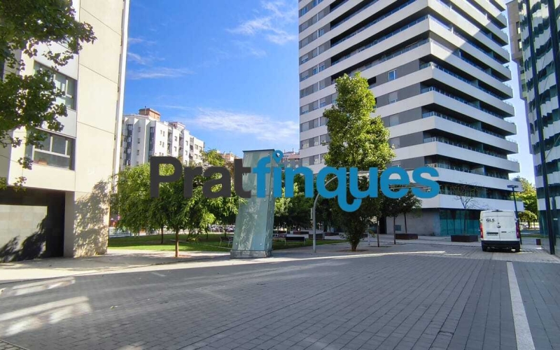 Te imaginas despertar cada día con el sol por la mañana, unas vistas claras y el cielo como vecino? Te ofrecemos esta magnífica vivienda exterior situado en una octava planta, completamente luminoso e impecable. Con una inmejorable orientación Sur-Sudeste, el piso disfruta de una entrada excepcional de luz natural durante todo el día. Ubicado en la prestigiosa Plaza Europa de L'Hospitalet de Llobregat, uno de los entornos urbanos más modernos, cotizados y mejor comunicados del área metropolitana de Barcelona, este hogar es el reflejo perfecto de una vida cómoda, elegante y altamente eficiente. La propiedad se sitúa en una finca joven que cuenta con tecnología de aerotermia de última generación y servicios exclusivos que elevan la calidad de vida al máximo nivel. Así se distribuye tu futuro hogar: - Gran dormitorio principal (16 m²): Un espacioso dormitorio de diseño que incluye una fantástica zona de vestuario integrada para tu total comodidad. - Salón-comedor de ensueño: Un ambiente abierto con grandes ventanales que conectan directamente con la terraza, inundando el espacio de sol. - Terrassa de 8 m²: El lugar ideal para relajarse ante la Plaza Europa, con acceso práctico y directo tanto desde el comedor como de la cocina. - Segundo dormitorio: Una habitación individual con ventana orientada a la terraza, ideal como despacho de teletrabajo, habitación juvenil o espacio polivalente. - Cocina independiente: Amplia, totalmente equipada, muy luminosa y con salida directa al exterior. Baño completo: Moderno y funcional, equipado con plato de ducha. Calidades, confort y eficiencia energética: - Suelos de parqué flotante de madera multicapa: Un acabado noble y natural que aporta máxima calidez, elegancia y confort a la pisada. - Sistema de aerotermia integral: Climatización de máximo ahorro (aire acondicionado y calefacción por conductas) y agua caliente sanitaria mediante energía limpia. - Máxima eficiencia: Edificio de construcción reciente con cierres de alto aislamiento y soluciones tecnológicas sostenibles. - Listo para entrar a vivir: El estado de conservación es excelente, no necesita ningún tipo de reforma. Servicios exclusivos de la finca: - Piscina comunitaria y solárium: Un oasis a tu disposición con espectaculares vistas panorámicas de la ciudad. - Seguridad y comodidad: Servicio de conserjería, control de accesos, dos ascensores y un montacargas. - Placas solares: Apoyo energético comunitario que optimiza todavía más el consumo general del edificio. Información de transparencia al consumidor: El precio de venta publicado no incluye los gastos ni los impuestos derivados de la compraventa (*ITP, gastos de notaría, registro, gestoría ni honorarios de intermediación inmobiliaria). Antes de hacer la visita, tu asesor personal te facilitará toda la información detallada y desglosada de estos costes para que compres con total tranquilidad.