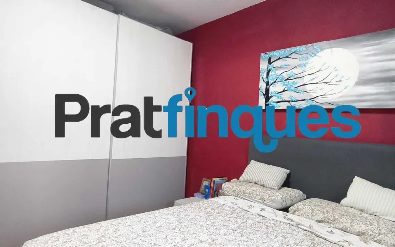 ¡Descubre tu nuevo hogar! Este encantador piso de 90 m² construidos (75 m² útiles) te ofrece la combinación perfecta de confort, espacio y una ubicación inmejorable. Situado en una cuarta planta con ascensor, destaca por su excelente distribución y su fantástica orientación oeste, ideal para disfrutar del sol de tarde. Características principales Zona de día: Salón-comedor de 16 m² con acceso directo a un agradable balcón de 8 m². Cocina independiente: Tipo office, muy espaciosa (14 m²) y con salida directa a galería/lavadero. Dormitorios: 3 habitaciones en total. Una suite principal de 12 m² y dos habitaciones individuales amplias. Baños: 1 baño completo de 4 piezas con bañera y 1 práctico aseo de cortesía. Climatización: Calefacción por radiadores de gas natural y aire acondicionado (splits) para un confort total todo el año. Ubicación y conectividad El inmueble se encuentra en una zona totalmente consolidada y excelentemente comunicada: A 8 minutos a pie de la parada de metro L9 (Cèntric). A 2 minutos de la parada de autobús Plaça Pau Casals (múltiples líneas). Servicios a pie de calle: Rodeado de comercios locales, restauración, colegios y entidades financieras. Condiciones y servicios de Pratfinques En Pratfinques te acompañamos en todo el proceso. Nos encargamos de todos los trámites de la compraventa: obtención de la financiación hipotecaria, liquidación de impuestos e inscripción registral. Sin honorarios de agencia para el comprador: Están totalmente incluidos en el precio de venta publicado. El precio de venta no incluye los impuestos ni tasas correspondientes a la parte compradora (ITP / AJD). La plusvalía municipal corre a cargo de la parte vendedora.