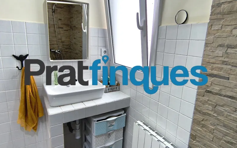 Presentamos esta magnífica vivienda lista para entrar a vivir, completamente reformada con un gusto exquisito y materiales de calidad. El inmueble destaca por su excelente distribución, luminosidad y el absoluto desahogo que ofrece su impresionante espacio exterior, convirtiéndolo en una pieza única en la zona. Características principales: Superficie óptima: 70 m² útiles distribuidos con la máxima eficiencia espacial. Zona de descanso: 3 amplios dormitorios, incluyendo una magnífica suite principal y dos habitaciones dobles adicionales. Baños modernos: 2 baños completos totalmente equipados con acabados contemporáneos. Cocina funcional: Espacio independiente y cómodo. Lavadero Interiorizado: un práctico lavadero interiorizado que maximiza el orden doméstico. Área de relax: Una agradable estancia acristalada que funciona como un balcón cubierto, ideal como rincón de lectura por su abundante luz natural y sosiego. Calidades y acabados premium: Aislamiento superior: Carpintería exterior oscilobatiente de aluminio con rotura de puente térmico y doble acristalamiento con cámara de aire, garantizando el máximo confort térmico y acústico. Elegancia interior: Suelos de parqué laminado de alta resistencia (AC5) y puertas de paso lacadas en blanco. Climatización: Sistema de calefacción integral mediante radiadores de gas natural. Un oasis exterior exclusivo: El verdadero elemento diferenciador de esta propiedad es su espectacular terraza privada de 61 m². Un espacio exterior idílico para disfrutar del clima mediterráneo, organizar cenas al aire libre o crear un jardín urbano. Además, cuenta con un valioso trastero de 5 m² integrado, la solución perfecta de almacenamiento para el día a día. Exclusividad y entorno de vida: Ubicada en una finca de solo dos vecinos, la privacidad y la tranquilidad están completamente garantizadas. El piso se emplaza en uno de los sectores residenciales más cotizados y demandados de la ciudad. Una zona que destaca por el equilibrio perfecto entre la paz de un entorno familiar y la comodidad urbana más absoluta. A escasos minutos a pie de la estación de metro L9 (Cèntric),la vivienda ofrece una conectividad impecable con el centro de Barcelona, el aeropuerto y redes de transporte (autobuses y taxis). El día a día aquí es un auténtico privilegio: dispondrá de una selecta oferta de restauración, comercios locales y servicios esenciales a pie de calle, sin renunciar a la calma de un vecindario residencial idílico. En Pratfinques le acompañamos de forma integral durante todo el proceso de compraventa. Nos encargamos de la gestión de su financiación hipotecaria, la liquidación de impuestos y la inscripción registral de la propiedad. Tenga en cuenta los siguientes puntos informativos: Transparencia en el precio: El importe de venta no incluye los impuestos y tasas asociados (ITP y AJD). Plusvalía: El Impuesto sobre el Incremento de Valor de los Terrenos de Naturaleza Urbana corre íntegramente a cargo de la parte vendedora. Información de transparencia al consumidor: Antes de hacer la visita, tu asesor personal te facilitará toda la información detallada y desglosada de estos costes para que compres con total tranquilidad.