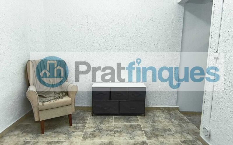 Un refugio de luz y armonía: El hogar donde tu familia florecerá ¿Buscas más que una casa? Te presentamos una propiedad con alma. Esta fantástica planta baja de 122 m² con una estància tipo estudio en segunda planta de 13 m² y terraza de 20m², no es solo un inmueble, es un escenario de bienestar donde la energía positiva se siente en cada rincón. Imagina las tardes de invierno al calor de su&nbsp;majestuosa chimenea, creando recuerdos imborrables con los tuyos en un salón que invita a la unión. Con&nbsp;4 amplias habitaciones&nbsp;(3 dobles y 1 sencilla y, 1 estudio en la 2ª planta),cada miembro de la familia encontrará su espacio de paz. La joya de la corona se encuentra en la planta superior: una estancia versátil de 13 m² que se abre a una&nbsp;terraza privada de 20m², el lugar perfecto para desayunos bajo el sol o noches de estrellas en total intimidad. ¿Sabes esa sensación de llegar a un lugar y sentir que 