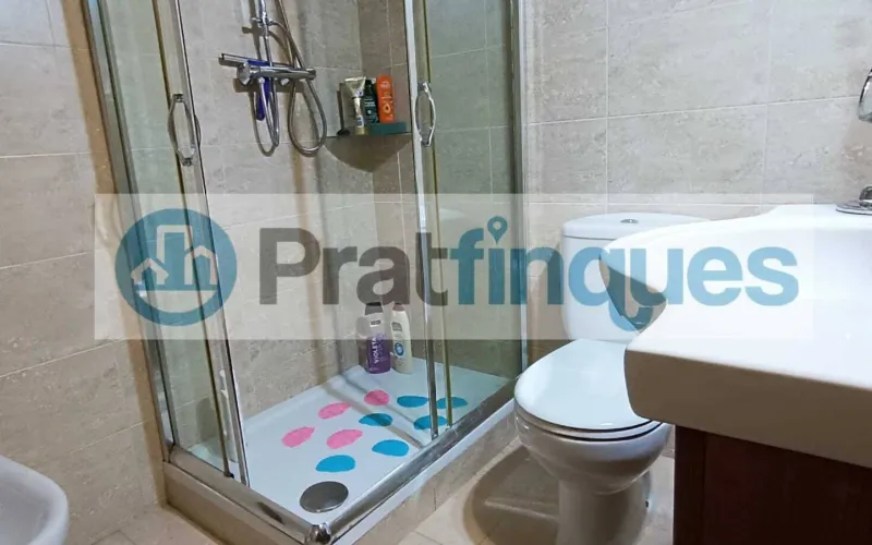 Descubra este piso único en el corazón de la ciudad. Una vivienda diseñada para aprovechar la luz natural al máximo, totalmente exterior y con una distribución versátil. Su gran salón de 22 m² se convierte en el centro del hogar, conectado a un balcón ideal para disfrutar del entorno urbano. Situada en un área con una&nbsp;oferta comercial inmejorable&nbsp;(moda, restauración y alimentación) y una conectividad excelente. A pocos minutos de la estación de&nbsp;Metro L9 (Les Moreres)&nbsp;y con acceso inmediato a las principales líneas de autobús (65, X2, L22, N17),esta propiedad combina comodidad, servicios y calidad de vida. Desde Pratfinques, te realizamos todos los trámites de la compraventa y a la obtención de la financiación hipotecaria, liquidación de los impuestos y, inscripción registral. -&nbsp;&nbsp;&nbsp;&nbsp;&nbsp;&nbsp;&nbsp;&nbsp;&nbsp;&nbsp;&nbsp;&nbsp;&nbsp; El precio de venta del inmueble, no incluye impuestos ni tasas. (ITP y AJD) -&nbsp;&nbsp;&nbsp;&nbsp;&nbsp;&nbsp;&nbsp;&nbsp;&nbsp;&nbsp;&nbsp;&nbsp;&nbsp; La plusvalía (Impuesto sobre el Incremento de Valor de los Terrenos Urbanos) es a cargo del vendedor. -&nbsp;&nbsp;&nbsp;&nbsp;&nbsp;&nbsp;&nbsp;&nbsp;&nbsp;&nbsp;&nbsp;&nbsp;&nbsp; En Pratfinques, NO COBRAMOS LOS HONORARIOS AL COMPRADOR, están incluidos en el precio de venta publicado.