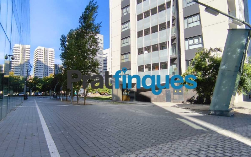 Te imaginas despertar cada día con el sol por la mañana, unas vistas claras y el cielo como vecino? Te ofrecemos esta magnífica vivienda exterior situado en una octava planta, completamente luminoso e impecable. Con una inmejorable orientación Sur-Sudeste, el piso disfruta de una entrada excepcional de luz natural durante todo el día. Ubicado en la prestigiosa Plaza Europa de L'Hospitalet de Llobregat, uno de los entornos urbanos más modernos, cotizados y mejor comunicados del área metropolitana de Barcelona, este hogar es el reflejo perfecto de una vida cómoda, elegante y altamente eficiente. La propiedad se sitúa en una finca joven que cuenta con tecnología de aerotermia de última generación y servicios exclusivos que elevan la calidad de vida al máximo nivel. Así se distribuye tu futuro hogar: - Gran dormitorio principal (16 m²): Un espacioso dormitorio de diseño que incluye una fantástica zona de vestuario integrada para tu total comodidad. - Salón-comedor de ensueño: Un ambiente abierto con grandes ventanales que conectan directamente con la terraza, inundando el espacio de sol. - Terrassa de 8 m²: El lugar ideal para relajarse ante la Plaza Europa, con acceso práctico y directo tanto desde el comedor como de la cocina. - Segundo dormitorio: Una habitación individual con ventana orientada a la terraza, ideal como despacho de teletrabajo, habitación juvenil o espacio polivalente. - Cocina independiente: Amplia, totalmente equipada, muy luminosa y con salida directa al exterior. Baño completo: Moderno y funcional, equipado con plato de ducha. Calidades, confort y eficiencia energética: - Suelos de parqué flotante de madera multicapa: Un acabado noble y natural que aporta máxima calidez, elegancia y confort a la pisada. - Sistema de aerotermia integral: Climatización de máximo ahorro (aire acondicionado y calefacción por conductas) y agua caliente sanitaria mediante energía limpia. - Máxima eficiencia: Edificio de construcción reciente con cierres de alto aislamiento y soluciones tecnológicas sostenibles. - Listo para entrar a vivir: El estado de conservación es excelente, no necesita ningún tipo de reforma. Servicios exclusivos de la finca: - Piscina comunitaria y solárium: Un oasis a tu disposición con espectaculares vistas panorámicas de la ciudad. - Seguridad y comodidad: Servicio de conserjería, control de accesos, dos ascensores y un montacargas. - Placas solares: Apoyo energético comunitario que optimiza todavía más el consumo general del edificio. Información de transparencia al consumidor: El precio de venta publicado no incluye los gastos ni los impuestos derivados de la compraventa (*ITP, gastos de notaría, registro, gestoría ni honorarios de intermediación inmobiliaria). Antes de hacer la visita, tu asesor personal te facilitará toda la información detallada y desglosada de estos costes para que compres con total tranquilidad.