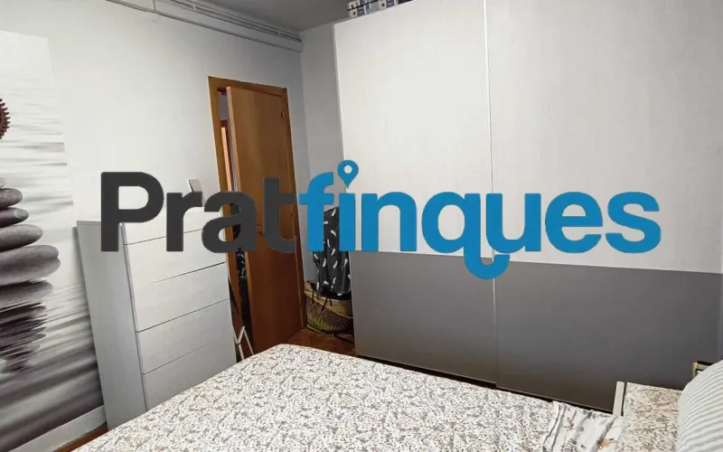¡Descubre tu nuevo hogar! Este encantador piso de 90 m² construidos (75 m² útiles) te ofrece la combinación perfecta de confort, espacio y una ubicación inmejorable. Situado en una cuarta planta con ascensor, destaca por su excelente distribución y su fantástica orientación oeste, ideal para disfrutar del sol de tarde. Características principales Zona de día: Salón-comedor de 16 m² con acceso directo a un agradable balcón de 8 m². Cocina independiente: Tipo office, muy espaciosa (14 m²) y con salida directa a galería/lavadero. Dormitorios: 3 habitaciones en total. Una suite principal de 12 m² y dos habitaciones individuales amplias. Baños: 1 baño completo de 4 piezas con bañera y 1 práctico aseo de cortesía. Climatización: Calefacción por radiadores de gas natural y aire acondicionado (splits) para un confort total todo el año. Ubicación y conectividad El inmueble se encuentra en una zona totalmente consolidada y excelentemente comunicada: A 8 minutos a pie de la parada de metro L9 (Cèntric). A 2 minutos de la parada de autobús Plaça Pau Casals (múltiples líneas). Servicios a pie de calle: Rodeado de comercios locales, restauración, colegios y entidades financieras. Condiciones y servicios de Pratfinques En Pratfinques te acompañamos en todo el proceso. Nos encargamos de todos los trámites de la compraventa: obtención de la financiación hipotecaria, liquidación de impuestos e inscripción registral. Sin honorarios de agencia para el comprador: Están totalmente incluidos en el precio de venta publicado. El precio de venta no incluye los impuestos ni tasas correspondientes a la parte compradora (ITP / AJD). La plusvalía municipal corre a cargo de la parte vendedora.